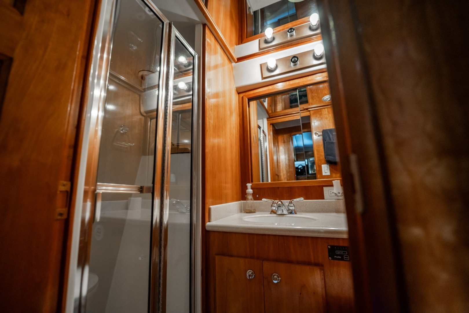 2004 Navigator 5700 Rival Pilothouse - Image 34