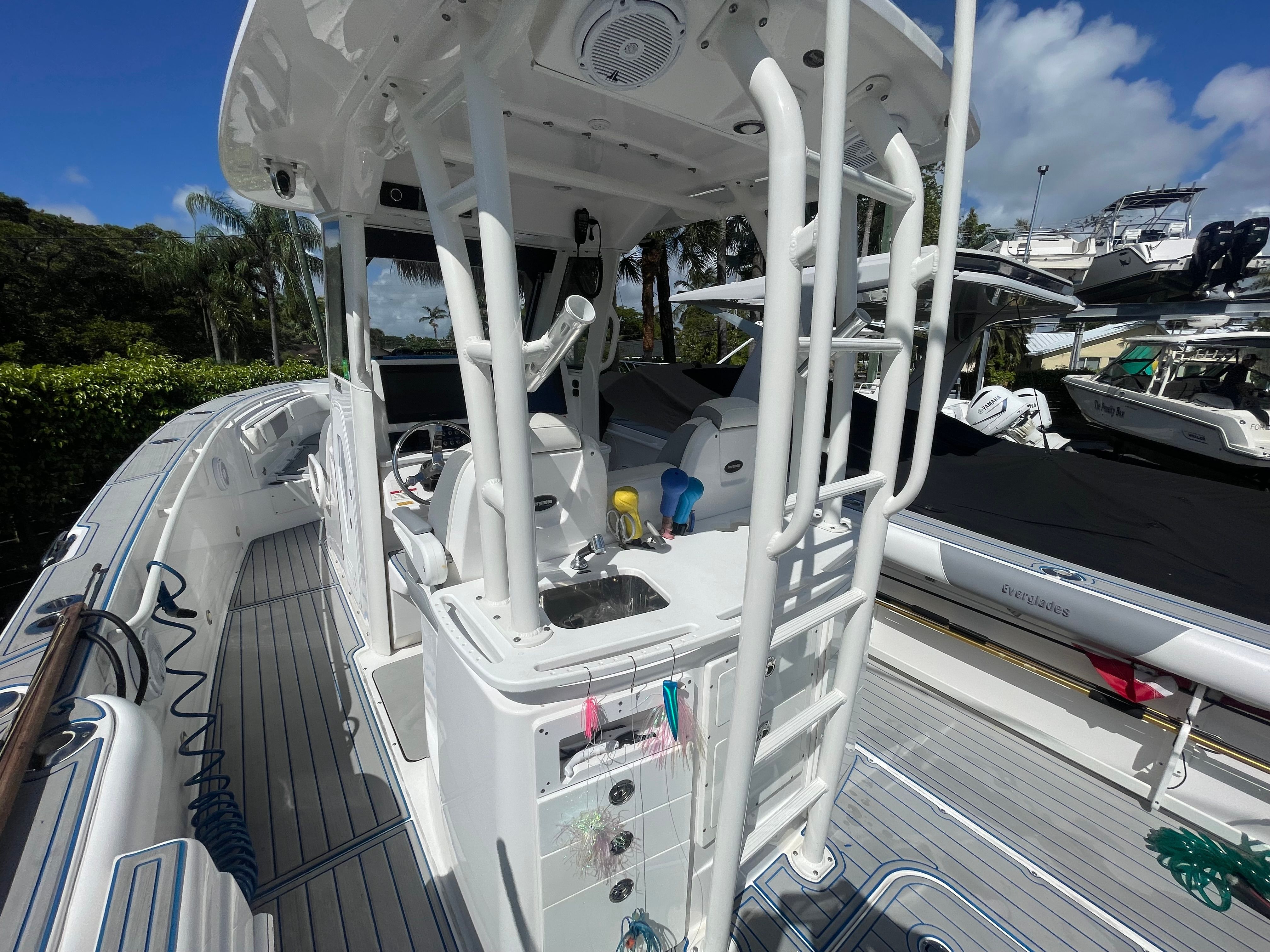 2017 Everglades 325 Center Console - 64