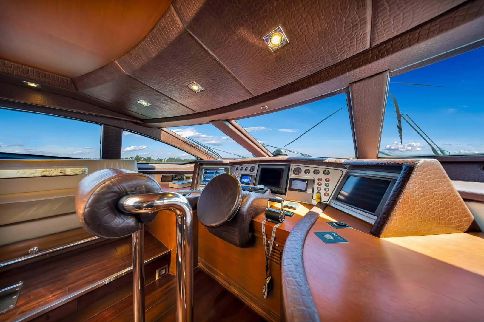 2005 Azimut 105 - Image 79