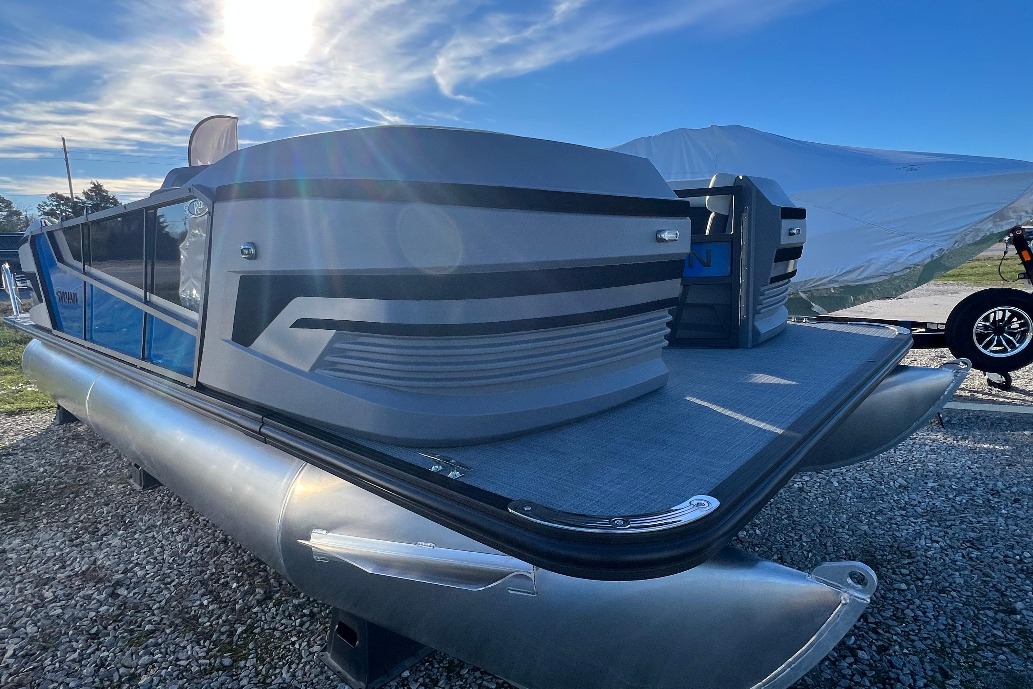 2026 Sylvan R22 Rear Partyfish