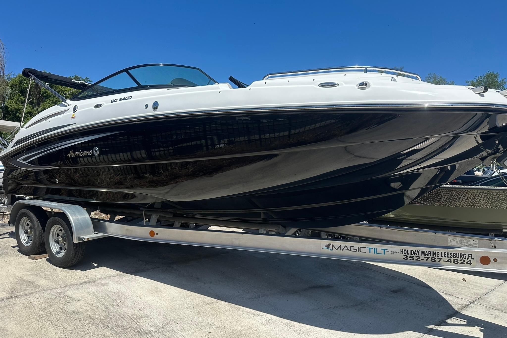 2026 Hurricane SunDeck 2400 OB