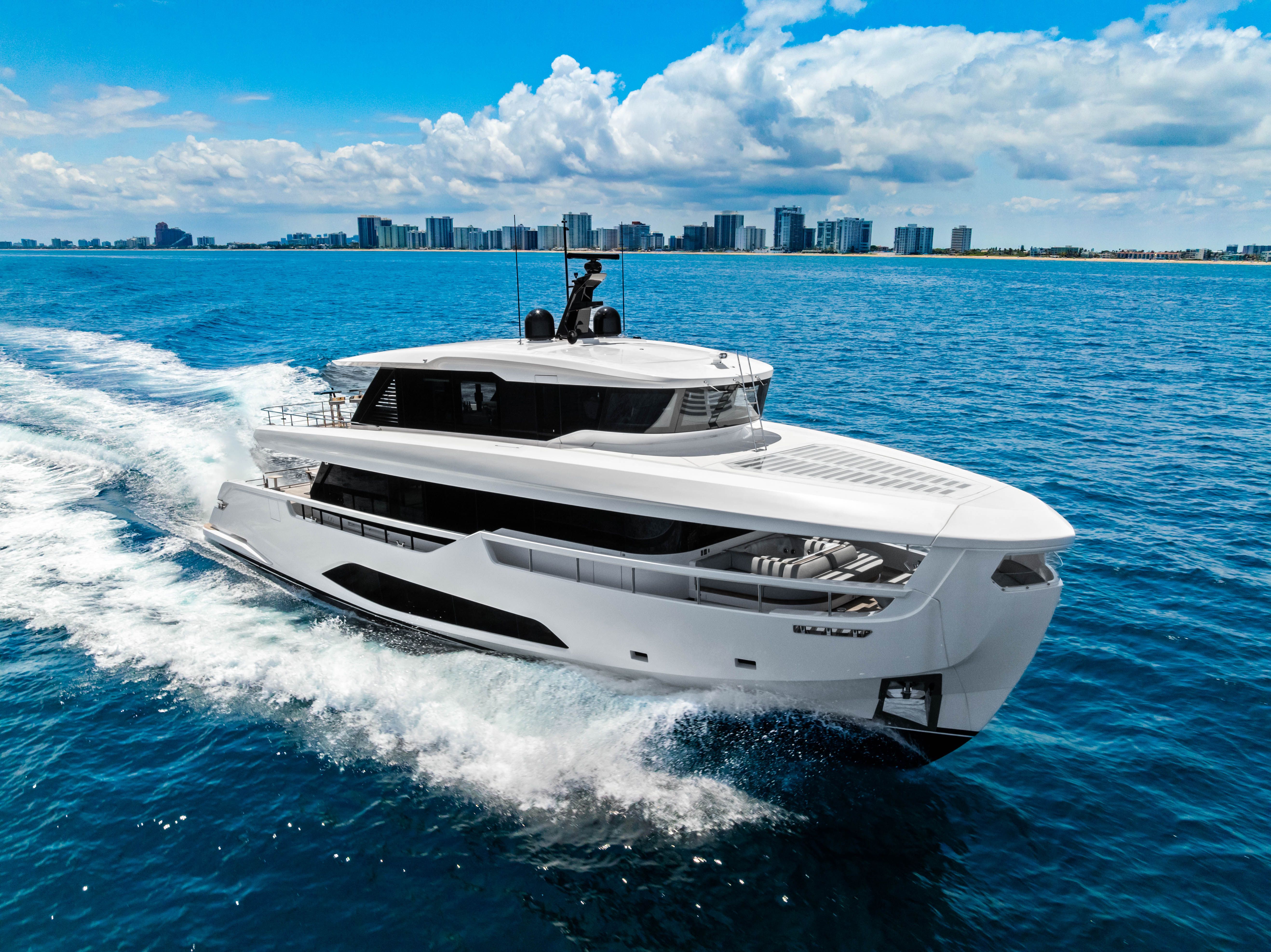 2025 Ferretti Yachts Infynito 90