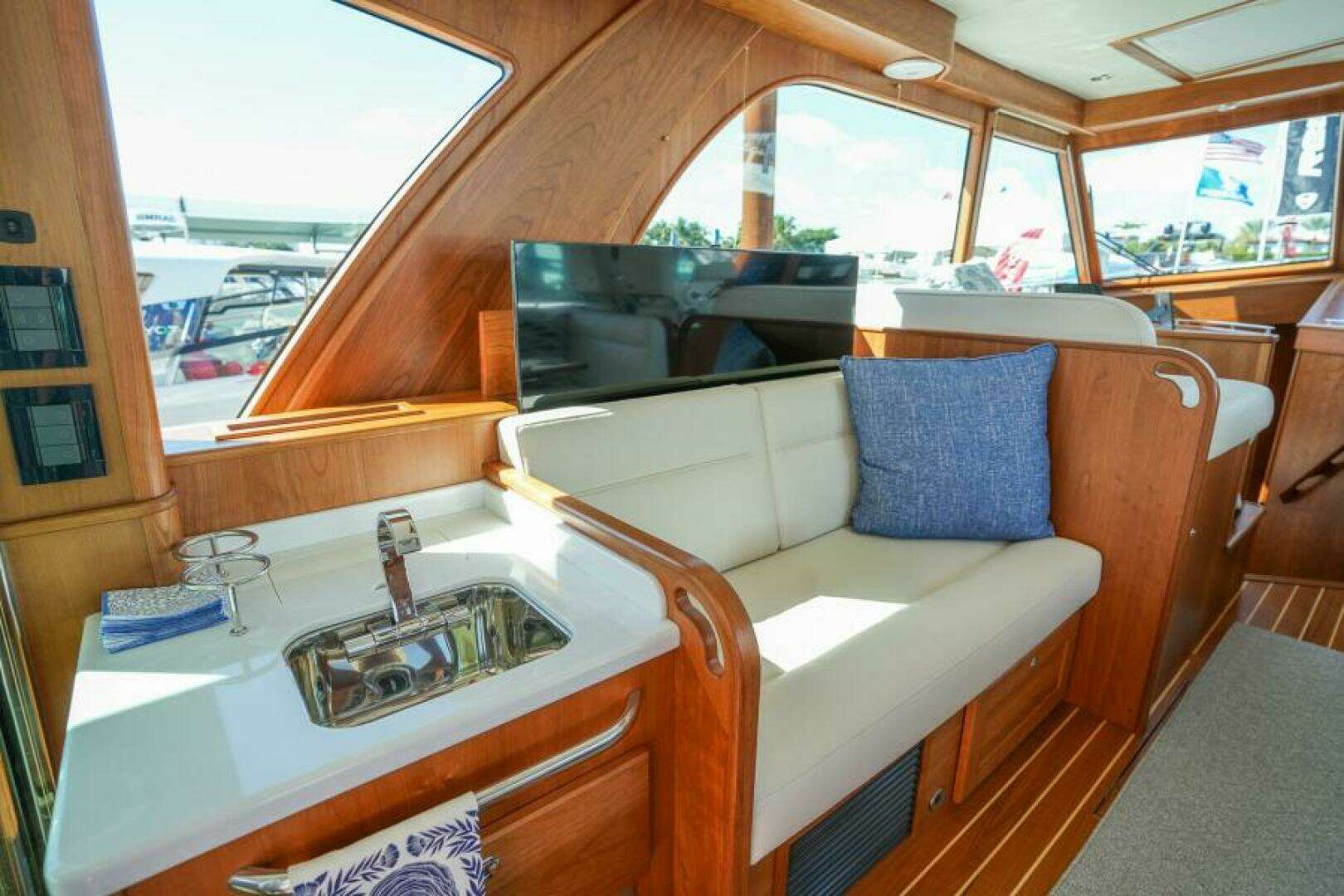 2027 Sabre 51 Salon Express - Image 16