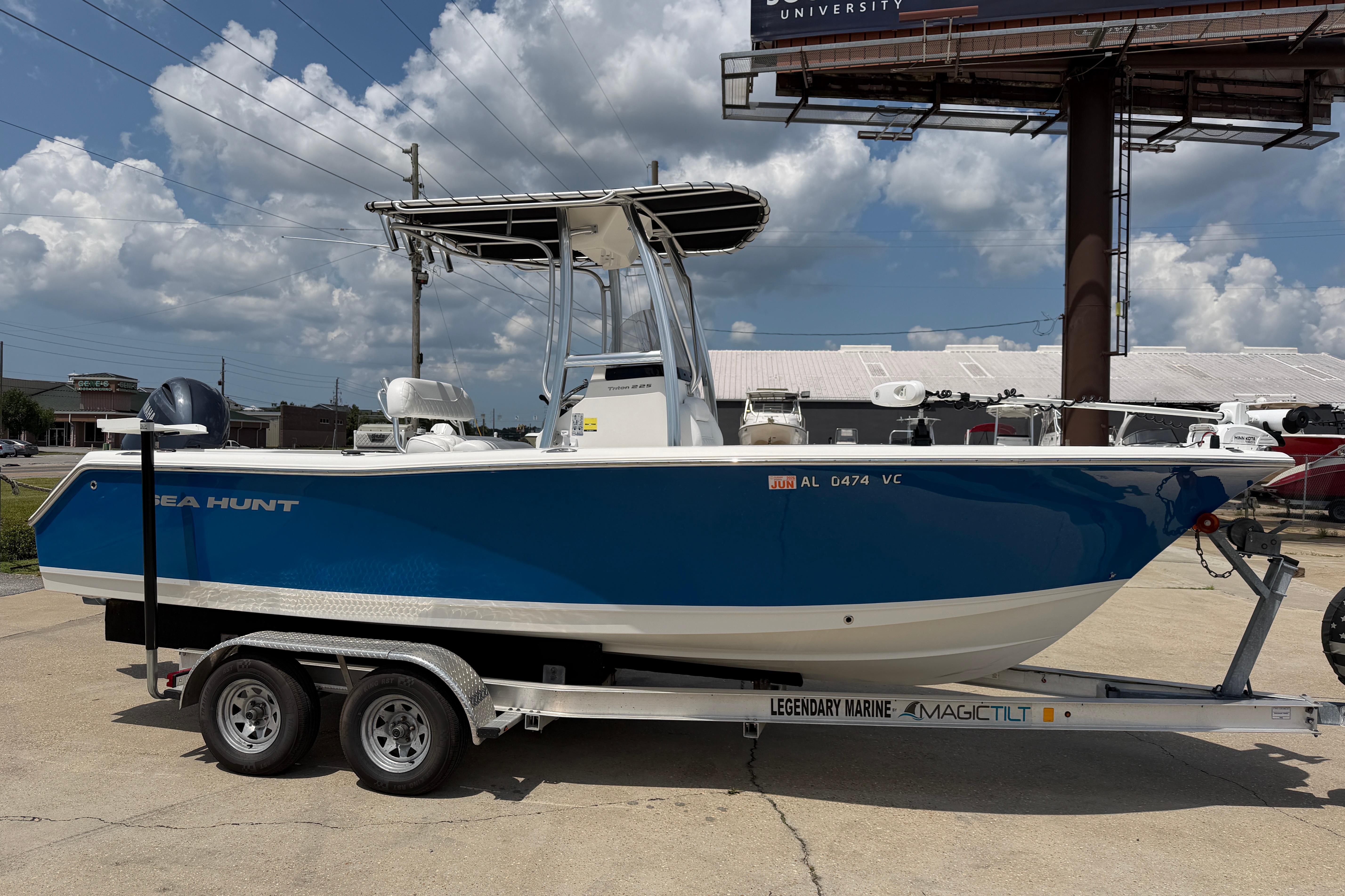 2015 Sea Hunt Triton 225