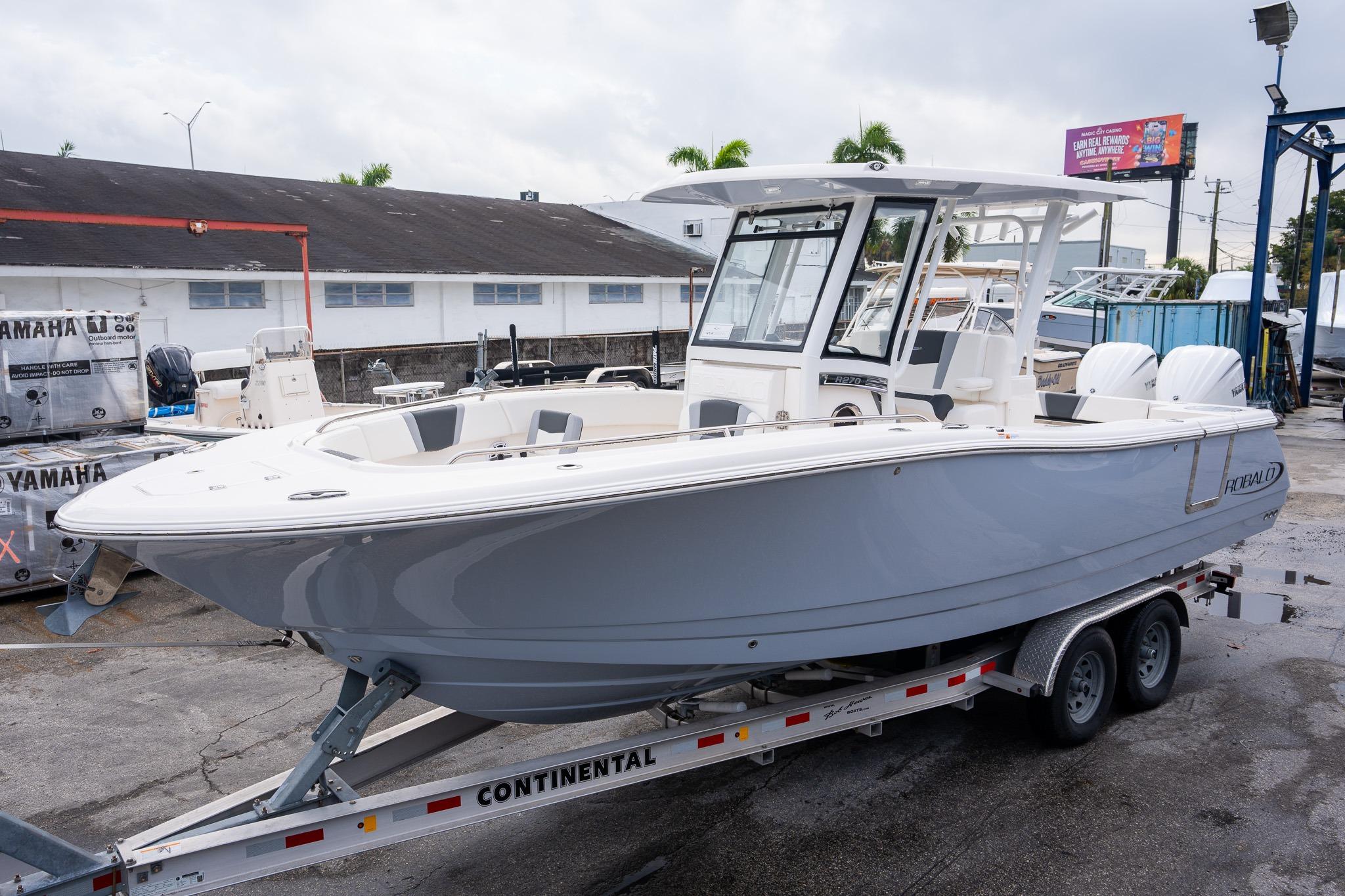 2025 Robalo R270 Center Console