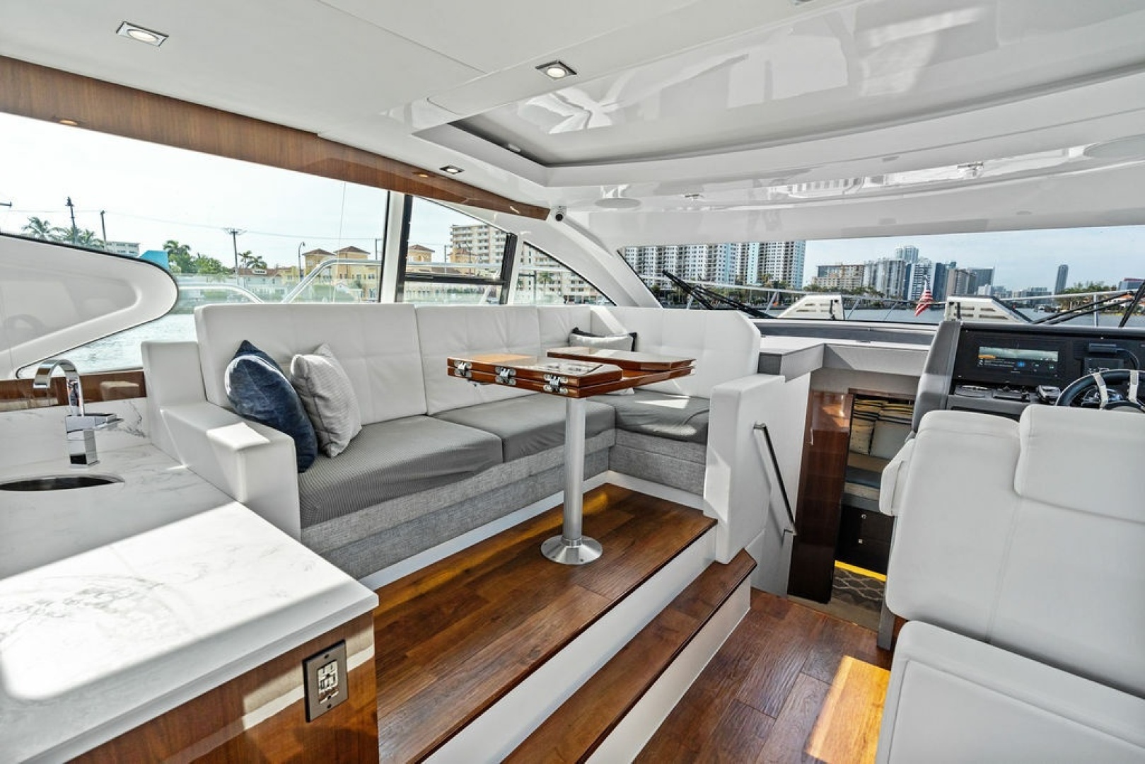 2022 Cruisers Yachts 46 CANTIUS - Image 23