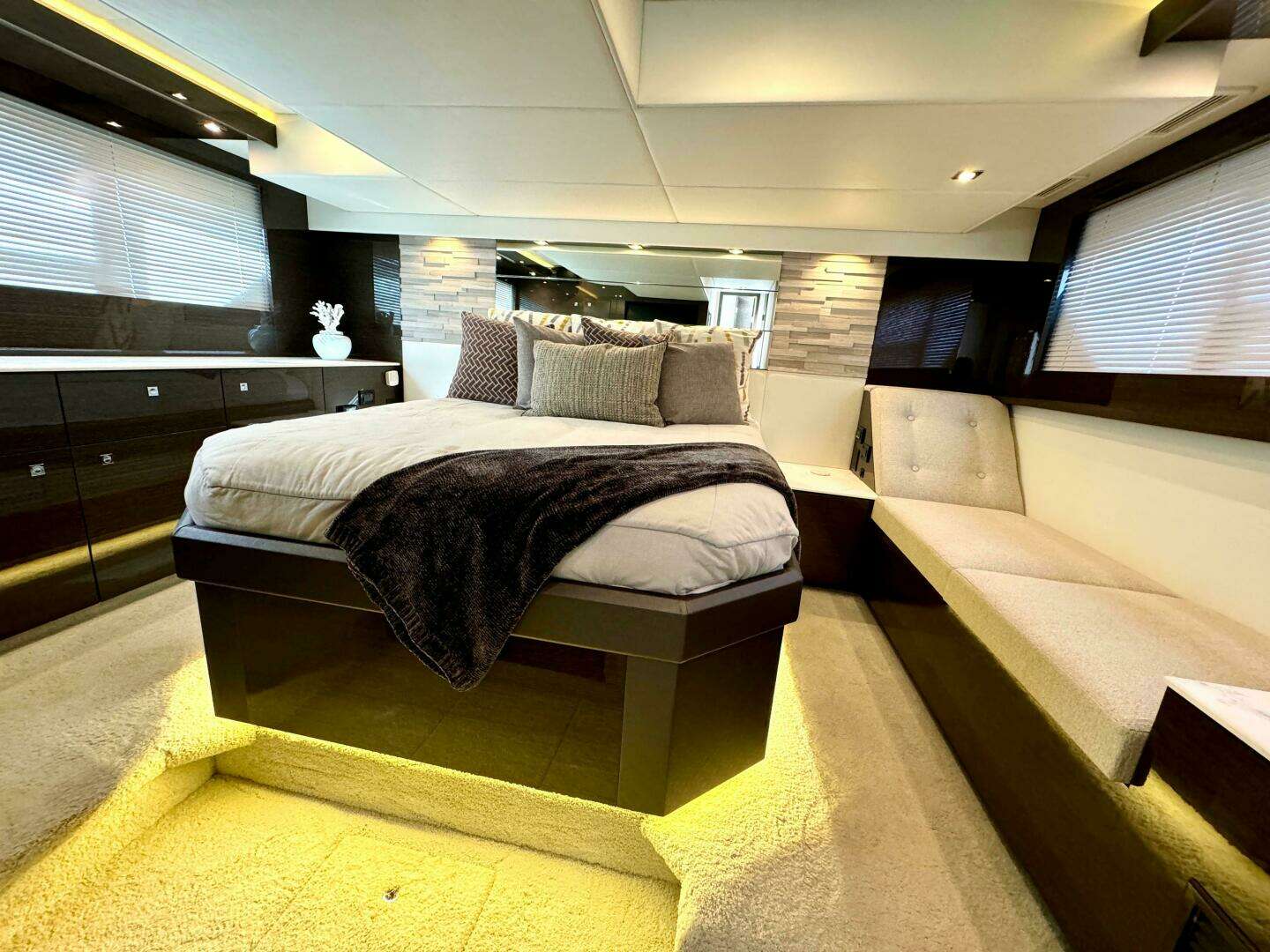 2020 Cruisers Yachts 50 Cantius - Image 24