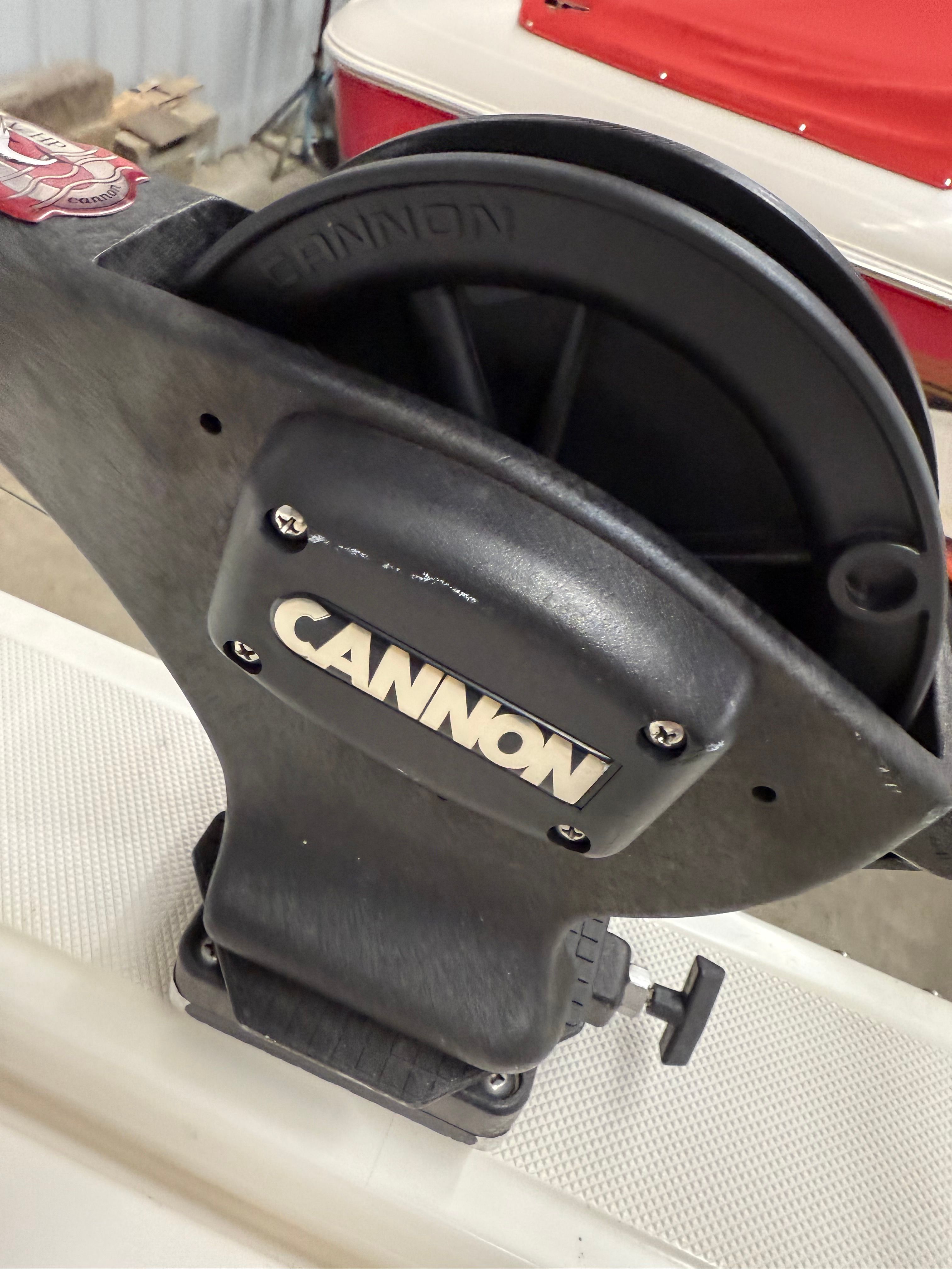 Cannon fishing reel on Fountain 32 Sport Fish Cruiser, 1999 model.