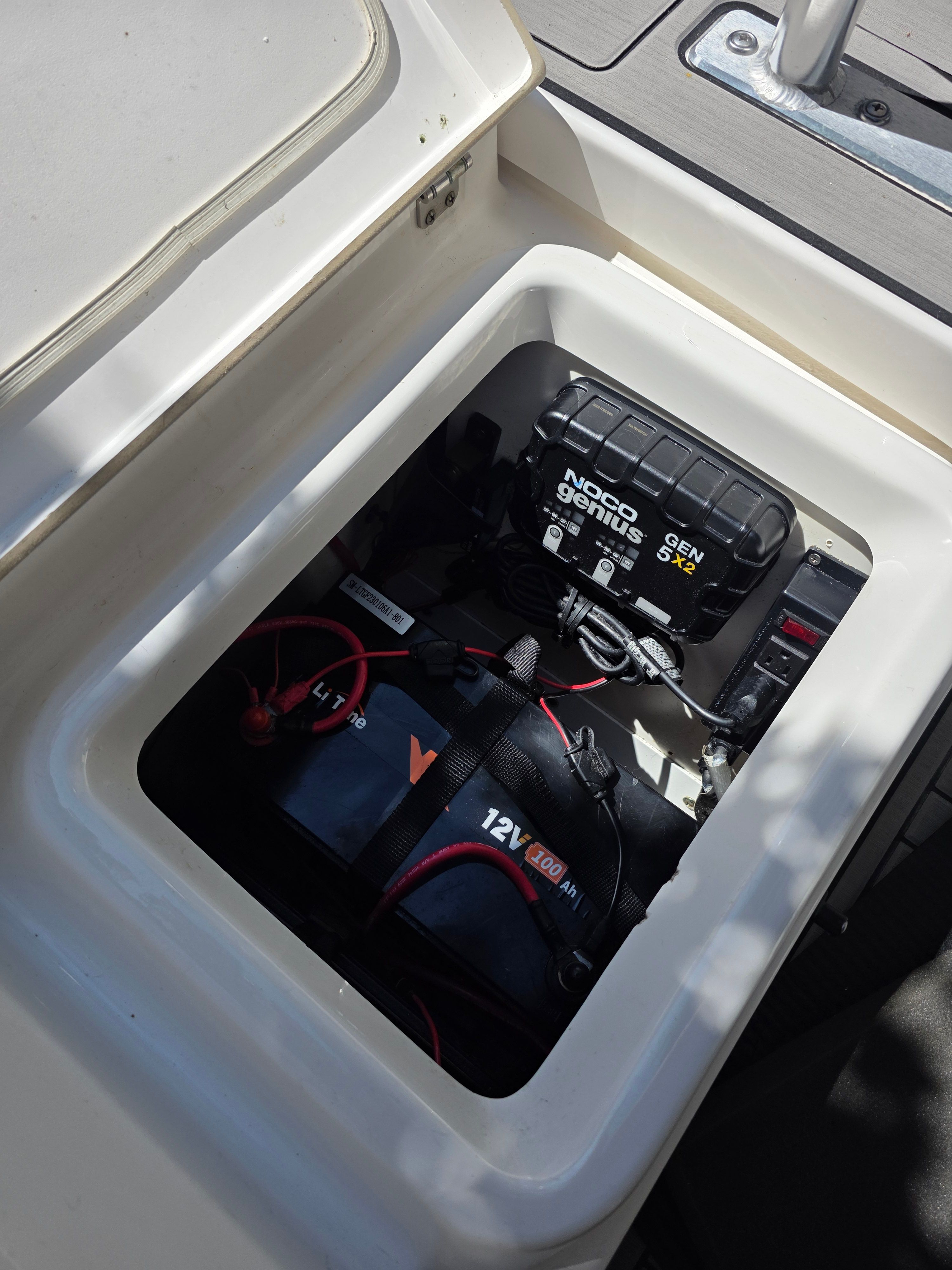Yamaha 210 FSH Sport 2020 boat battery and charger.