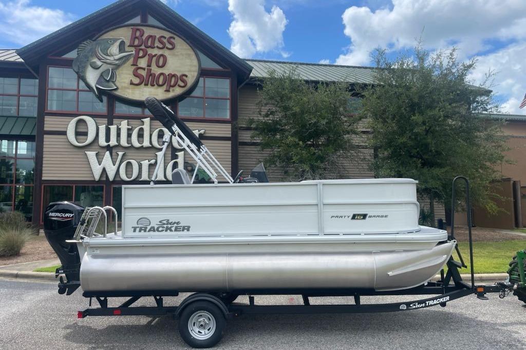 2026 Sun Tracker Party Barge 16 DLX