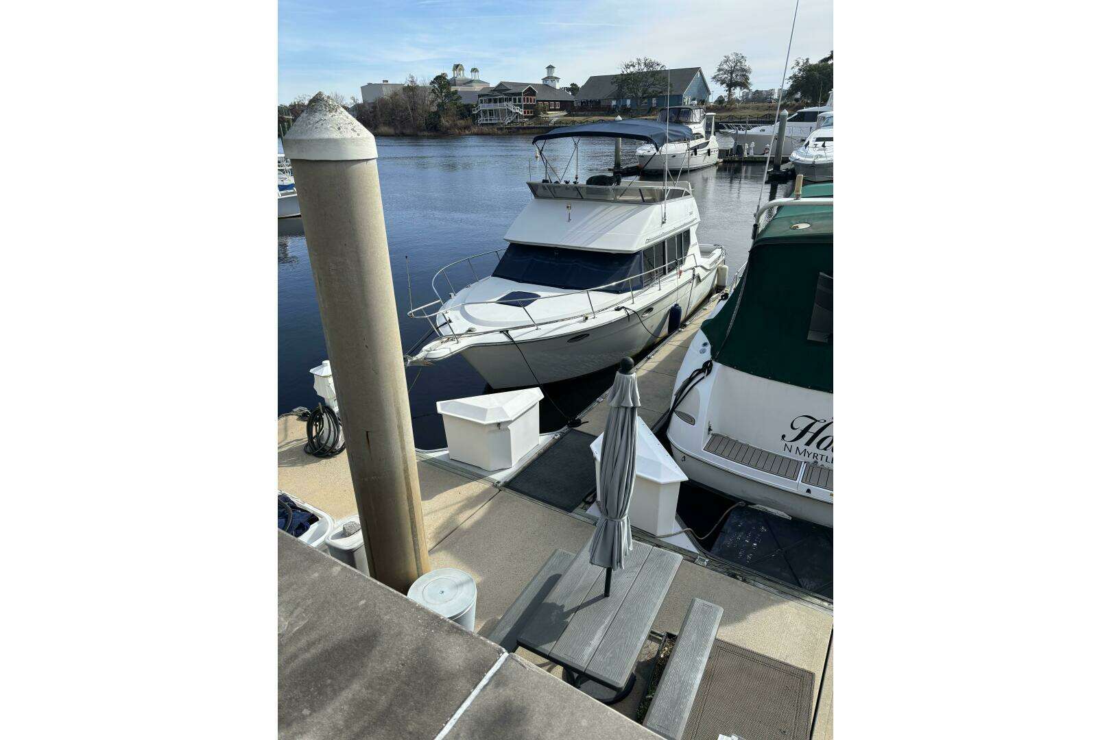 1996 Carver 320 Voyager - Image 2