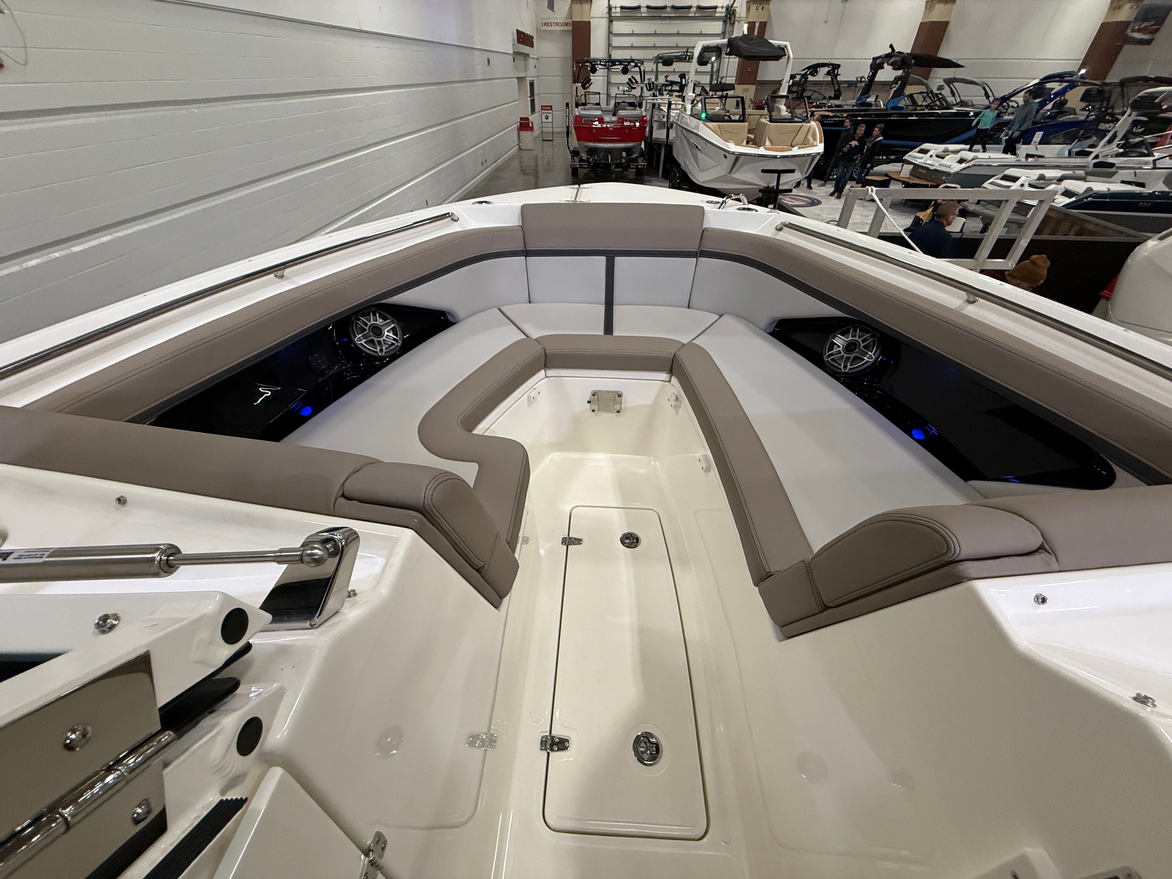 2026 Boston Whaler 330 Vantage - 53