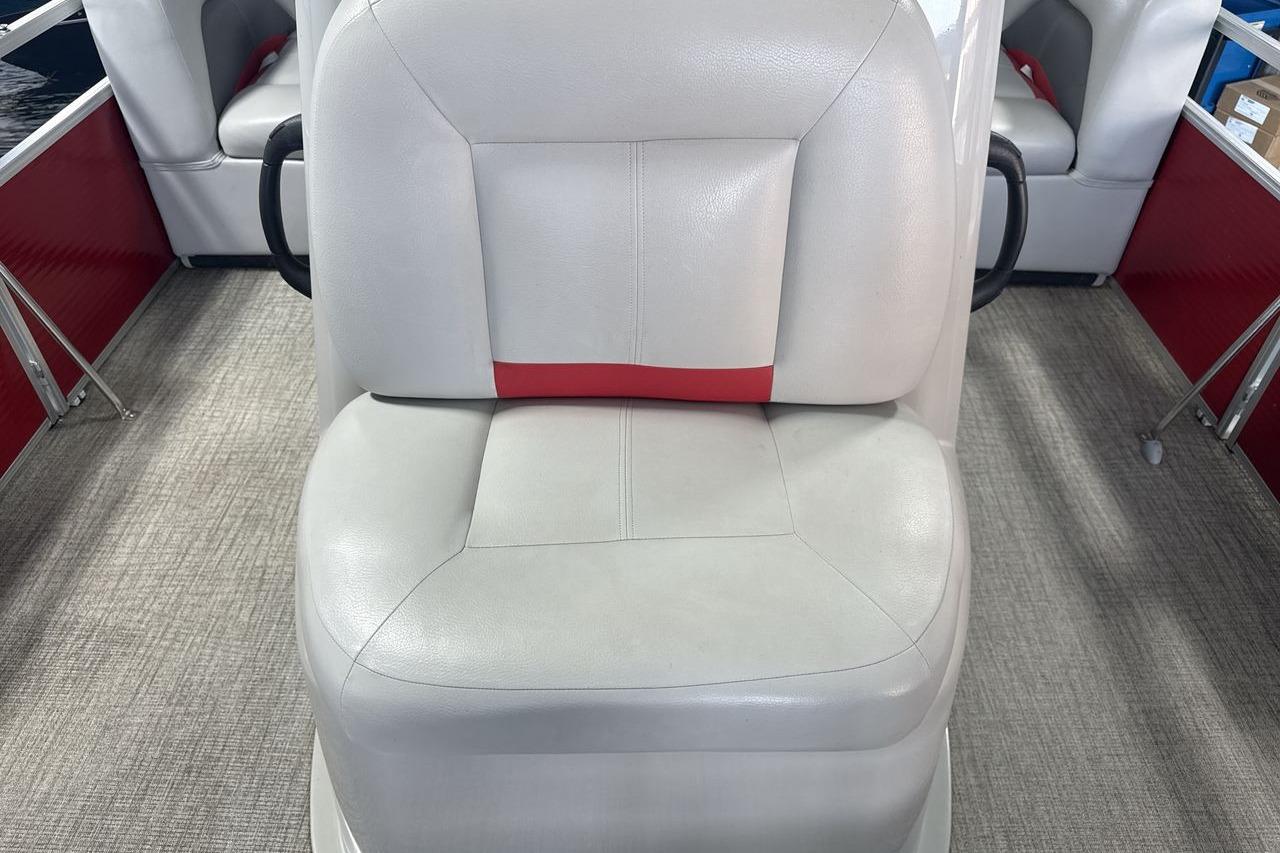2022 Landau ALURE 232 boat seat with white and red upholstery.