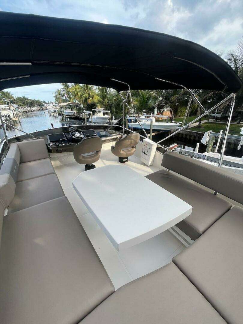 2017 Marquis 500 Sport Yacht - Image 13