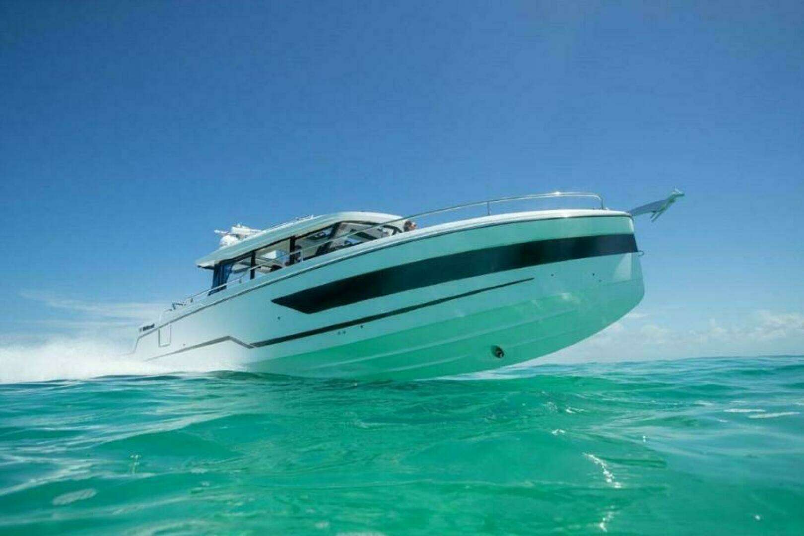 2025 Wellcraft 38 Explorer - Image 3