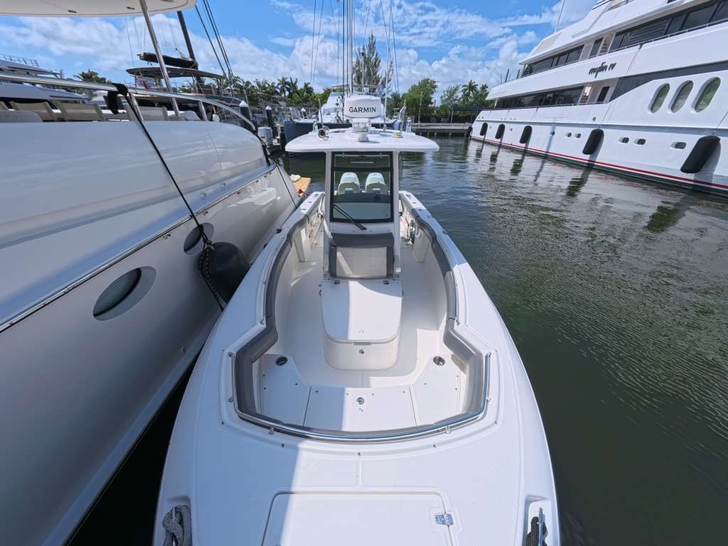 Boston Whaler 280 Outrage 2017 docked, sunny day.