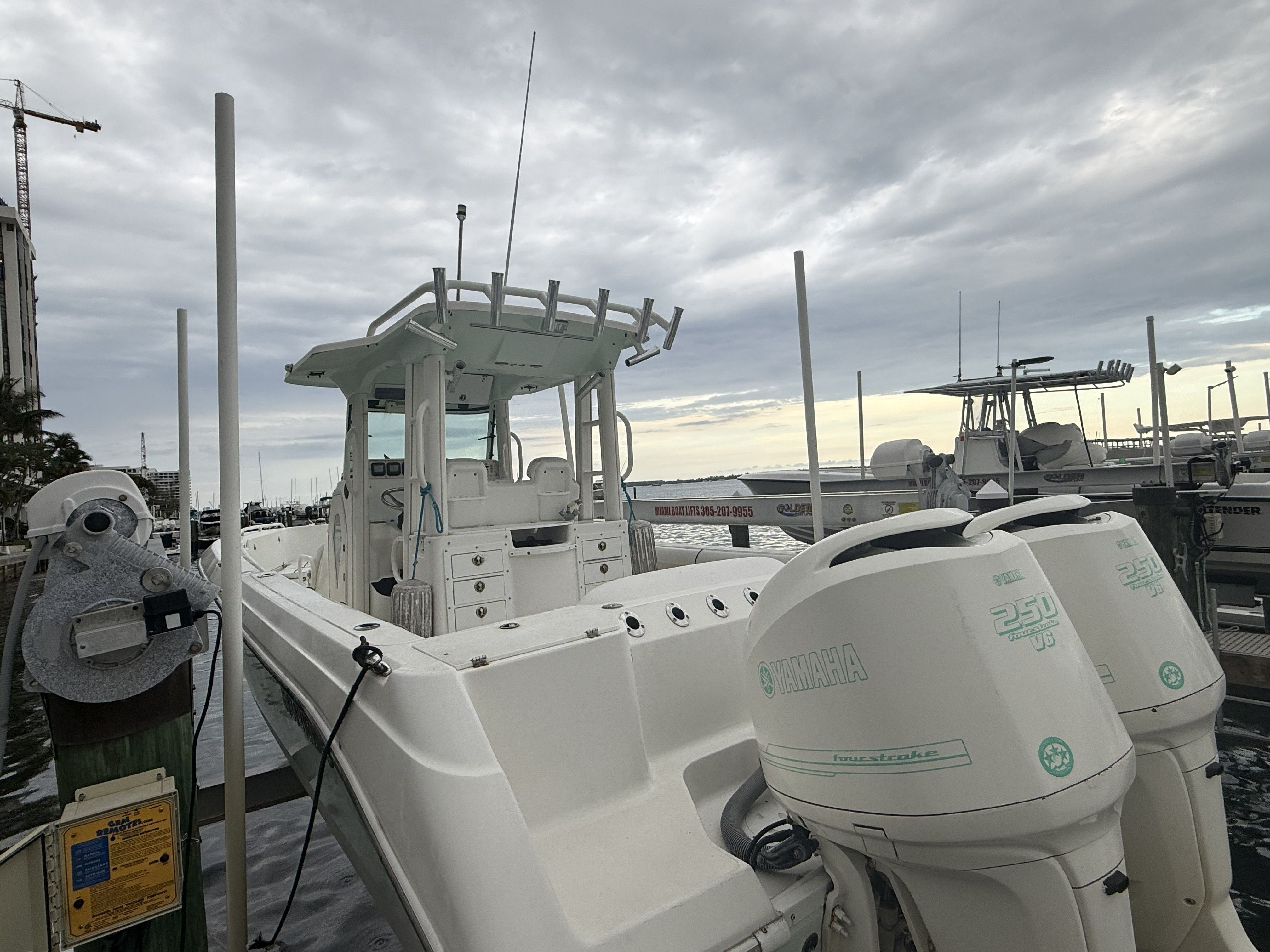 2009 Everglades 290 Pilot - 2