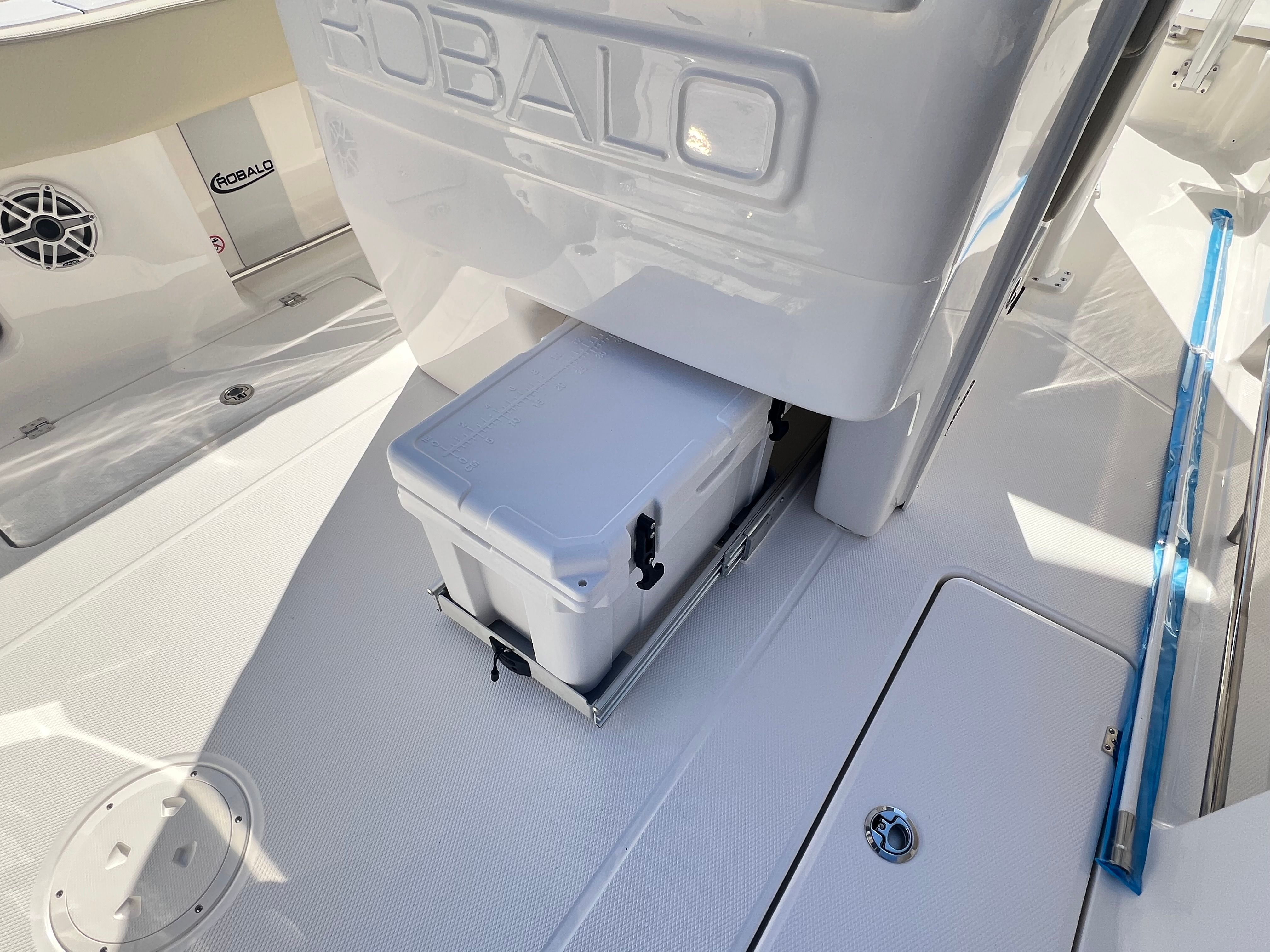 2026 Robalo R270 Center Console - 12