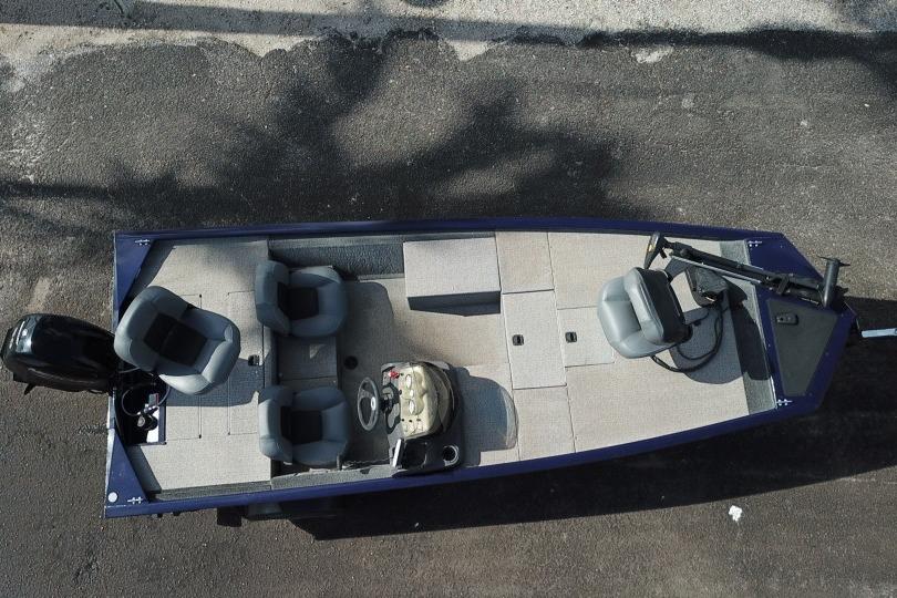 Overhead view of a 2020 Tracker Pro 170 boat with seating and steering console.