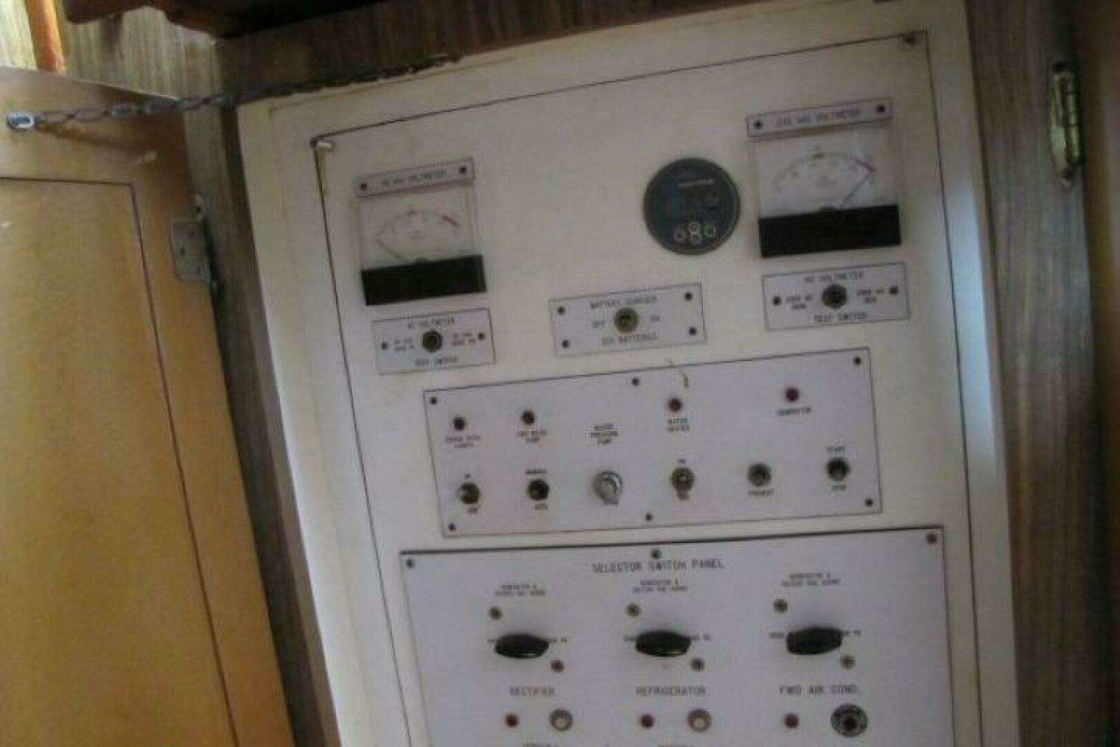 1973 Chris-Craft 55 Commander - Image 23
