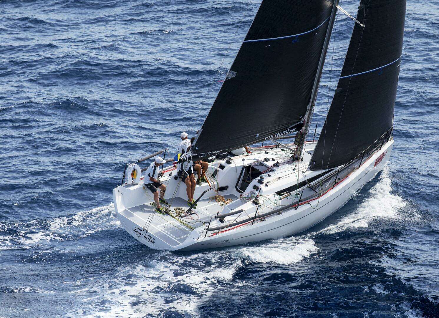 2026 Italia Yachts 9.98 - Image 32