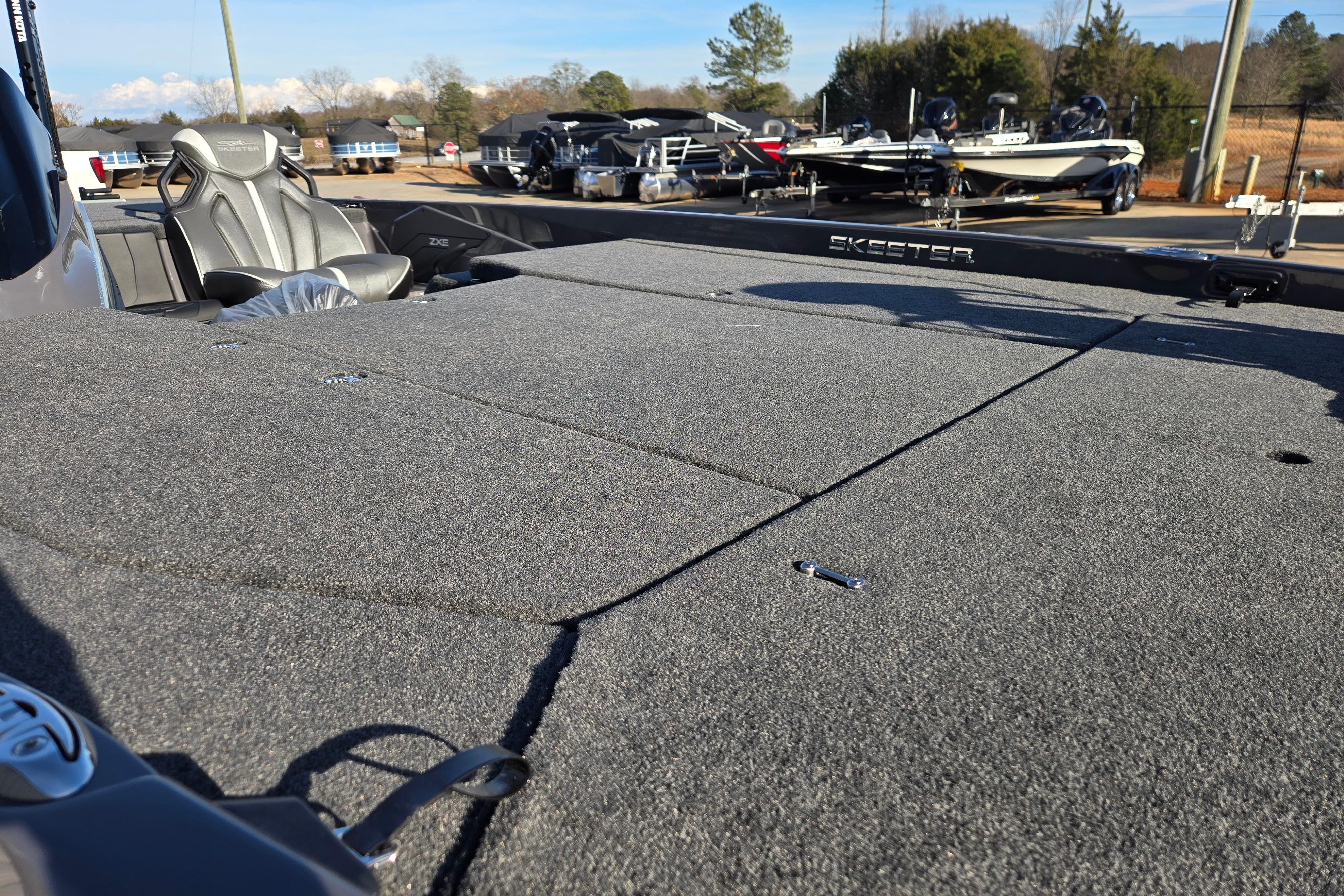 2026 Skeeter ZXE21 boat with spacious deck and comfortable seating.