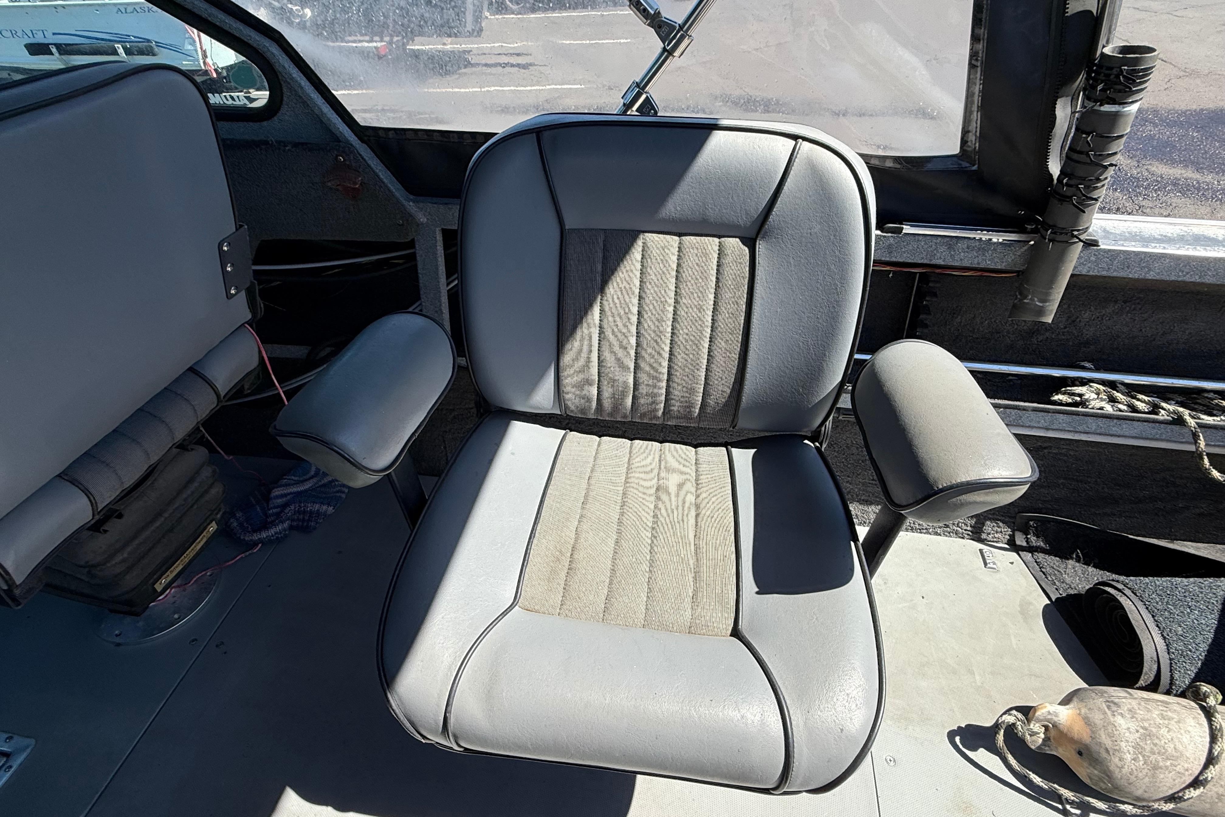 Captain's chair in 2004 Alumaweld Intruder Outboard 20 boat interior.