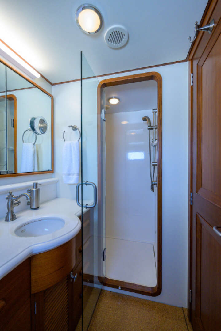 2003 New England Boatworks Enclosed Raised Pilothouse - Image 26