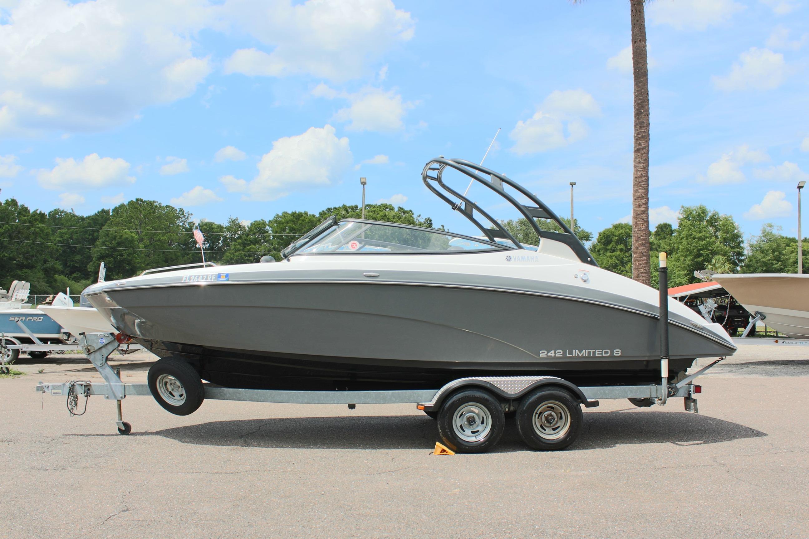2016 Yamaha Boats 242 Limited S