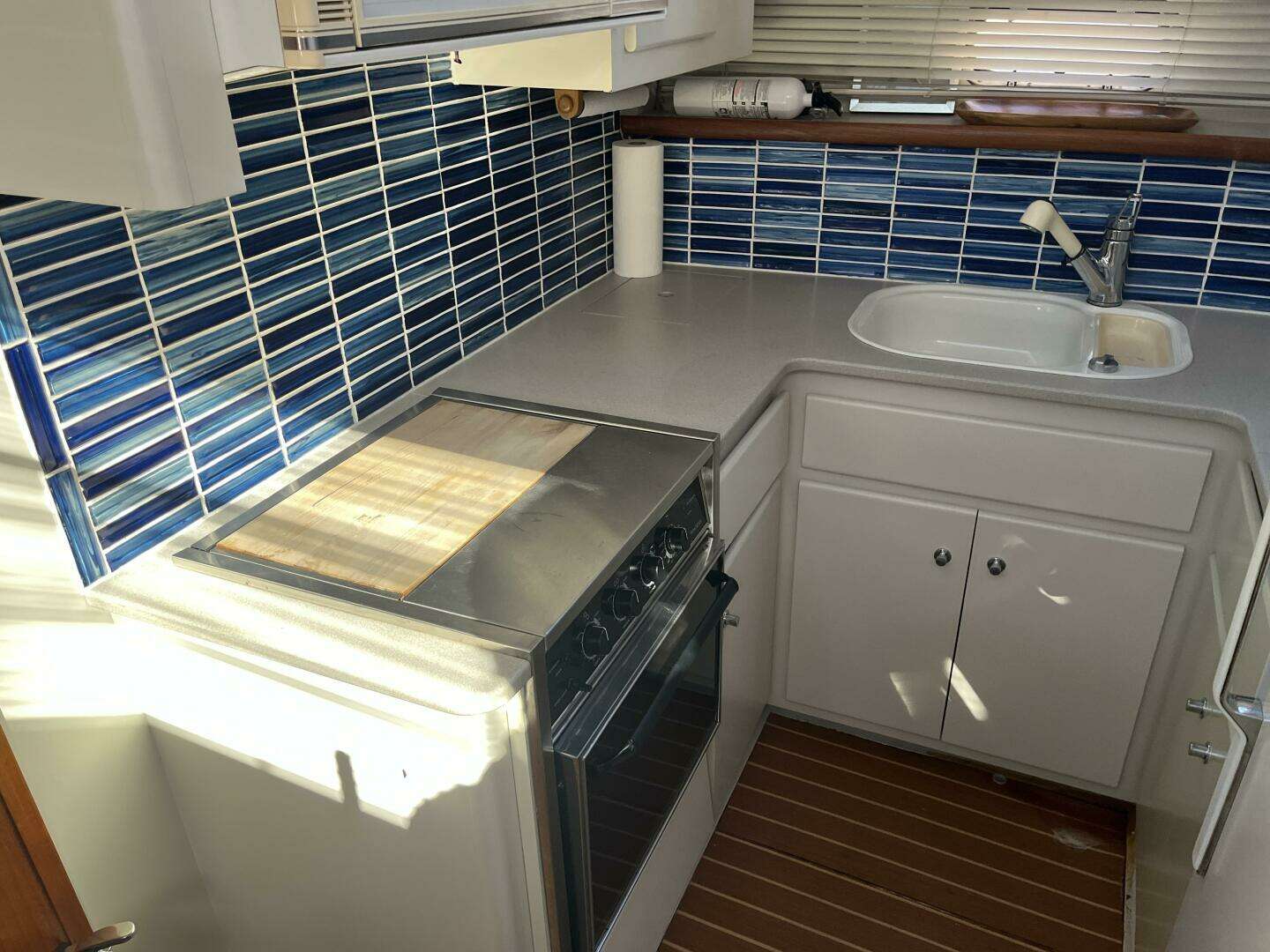 1995 Carver 440 Aft Cabin - Image 20