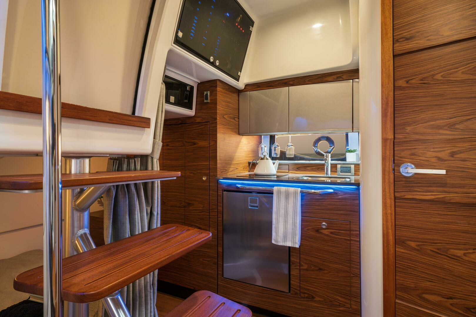 2021 Boston Whaler 405 Conquest - Image 34