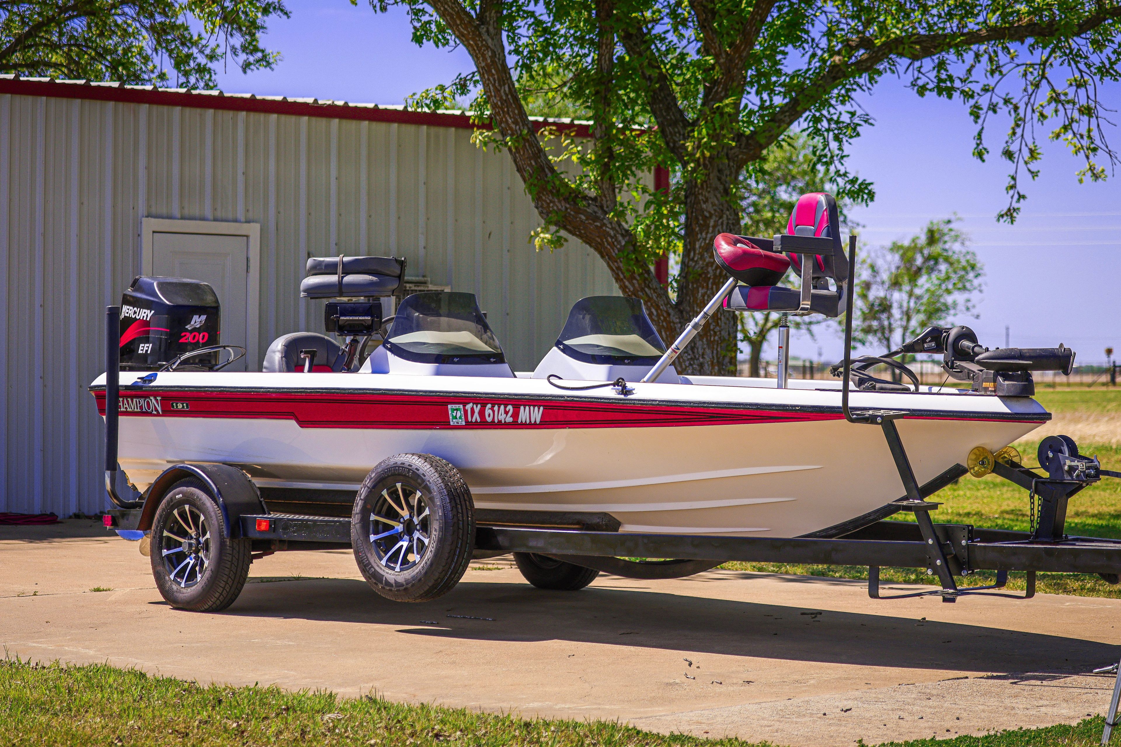 1999 Champion Bass boat
