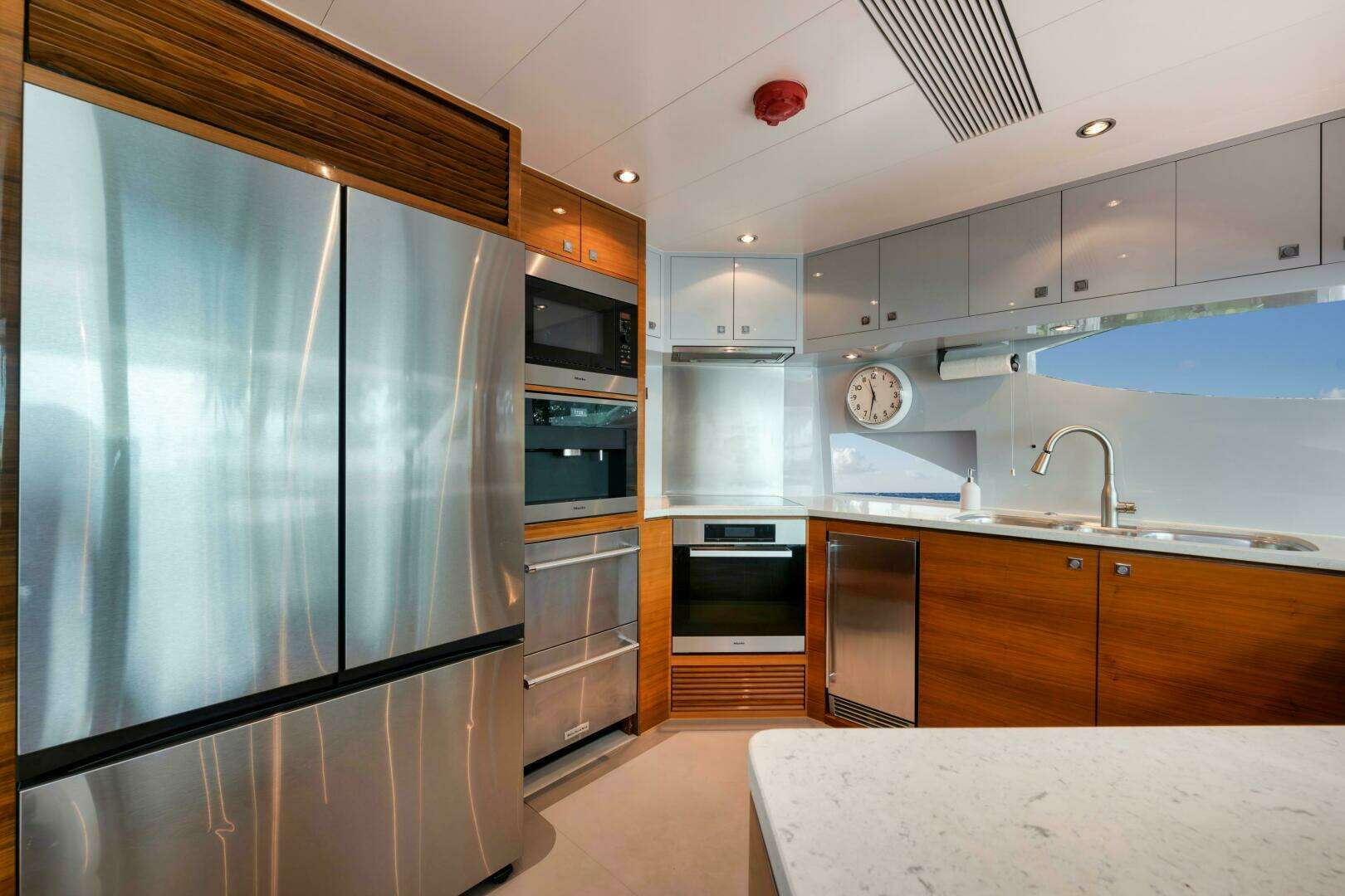 2012 Horizon P110 Tri-Deck - Image 11