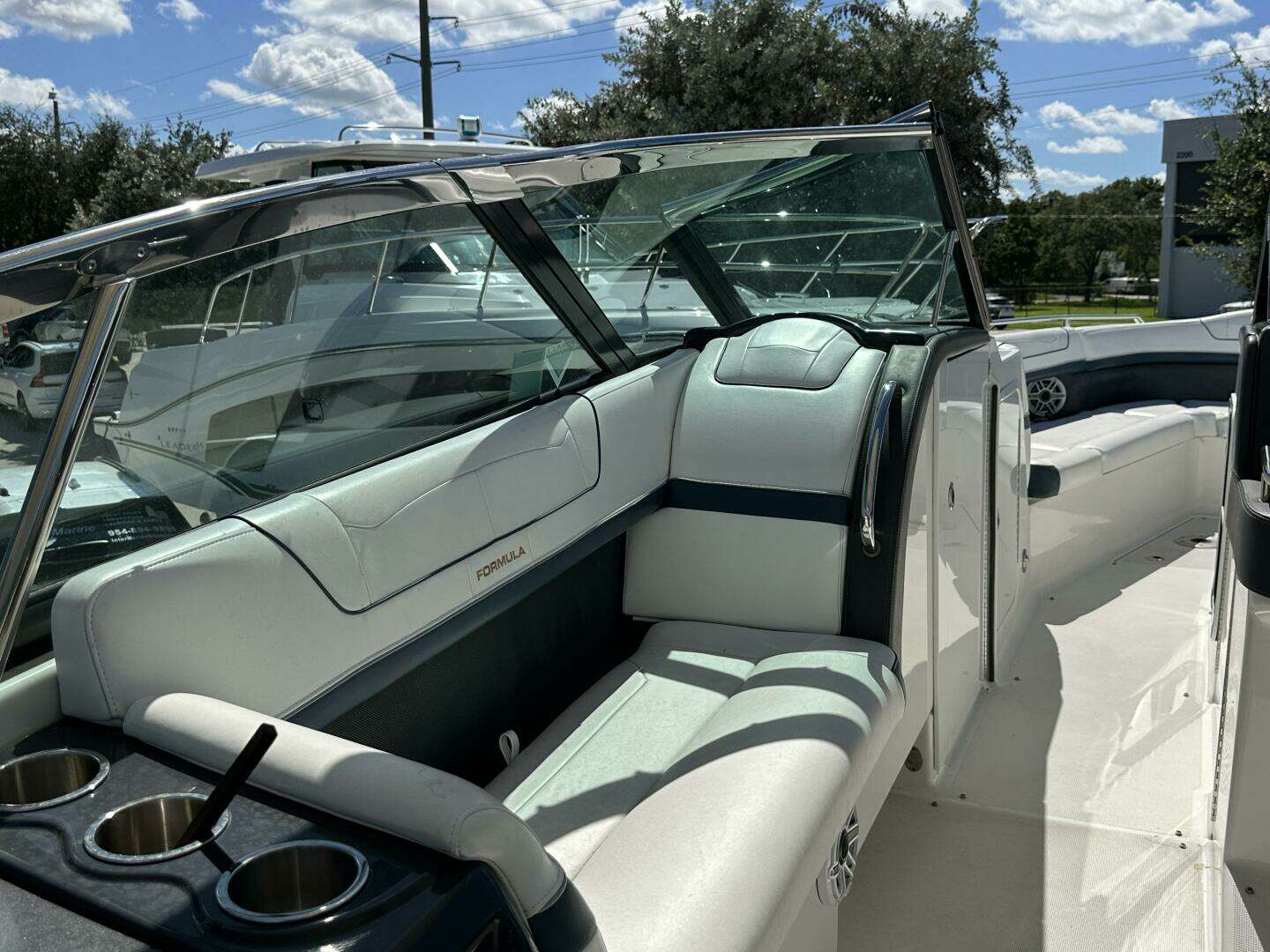 2021 Formula 350 Crossover Bowrider OB - Image 9