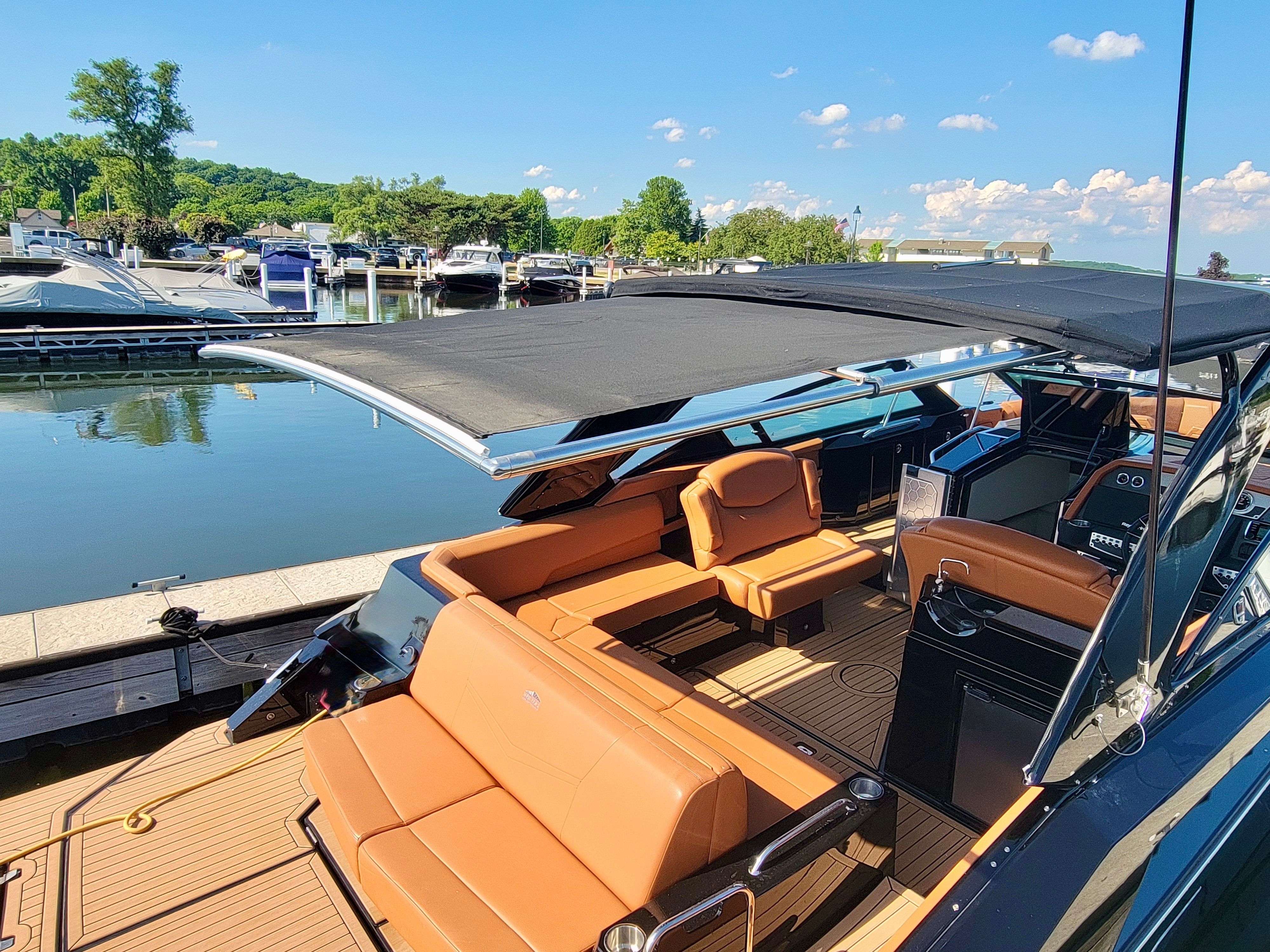 2020 Cruisers Yachts 338 CX South Beach Bow Rider - 13