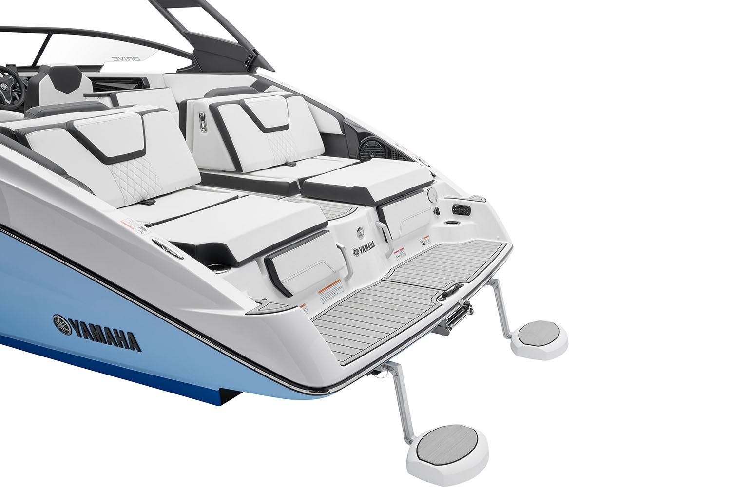 Manufacturer Provided Image: 2026 Yamaha Boats 252SE, luxury seating and swim platform, sleek design.