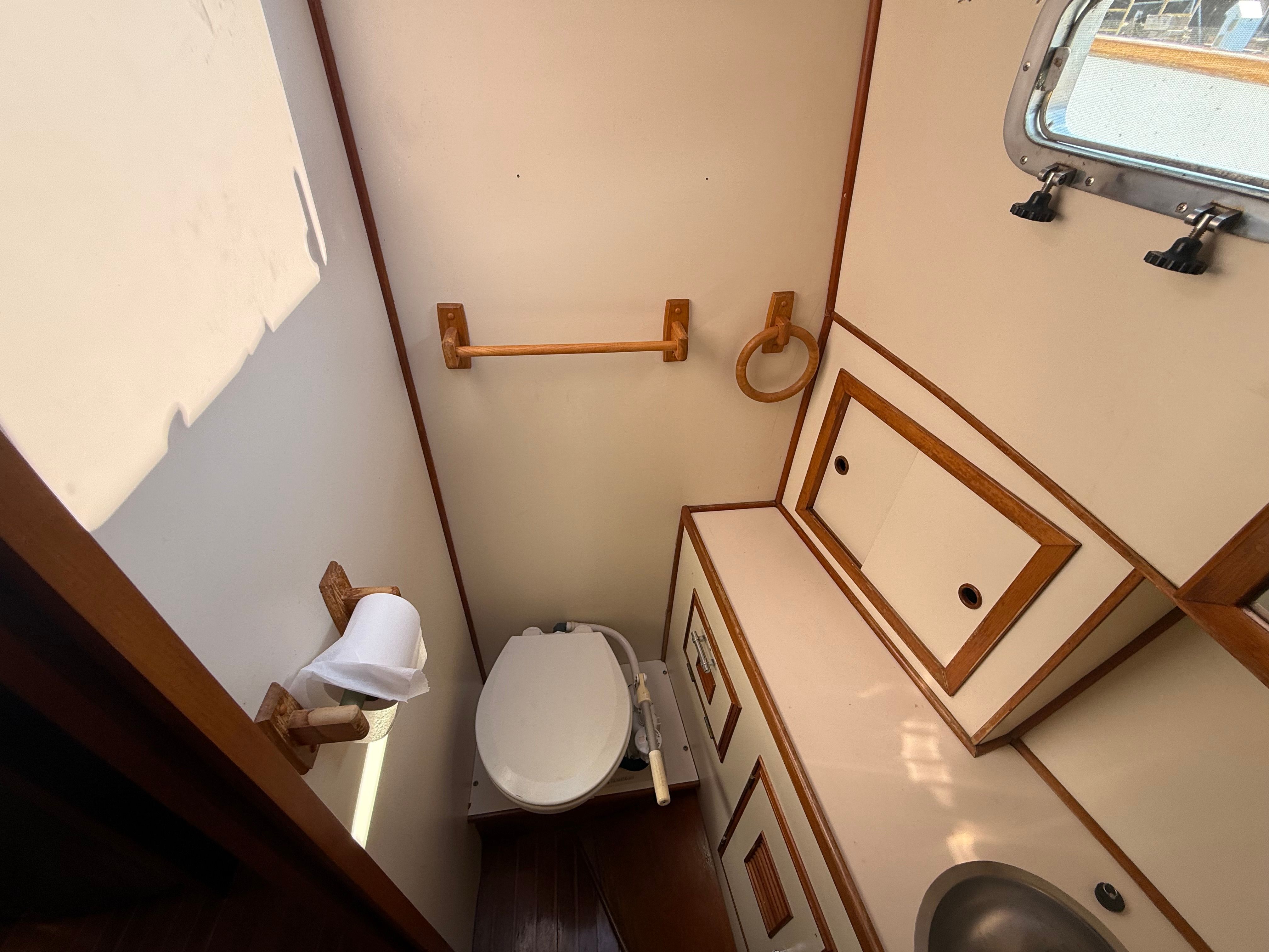 1986 Marine Trader Tri-cabin - 24