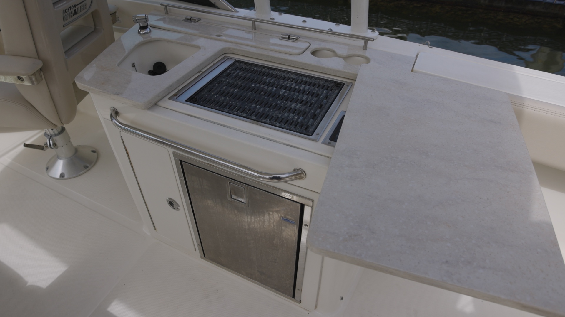 2014 Boston Whaler Vantage - Image 4