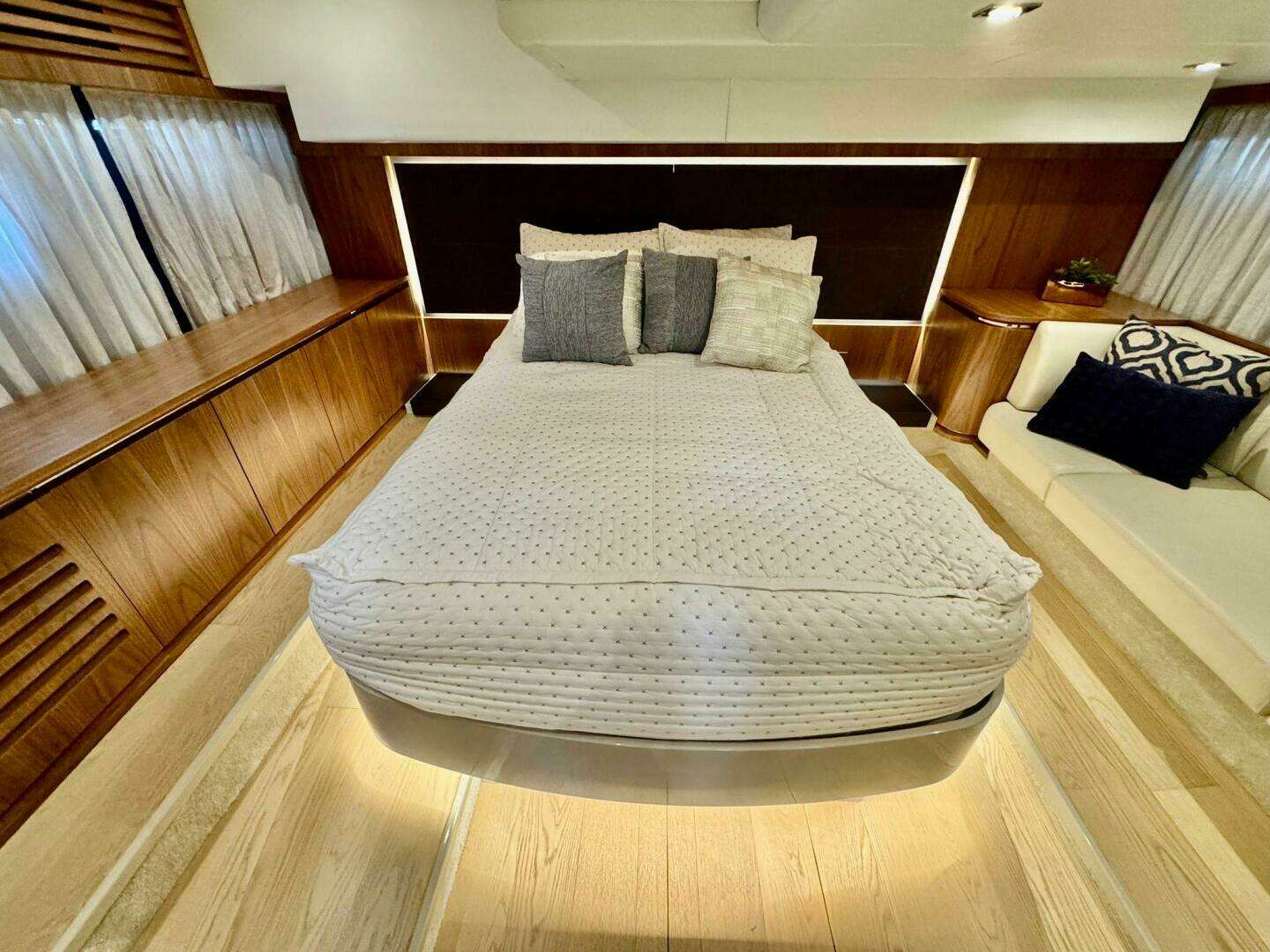 2016 Absolute 45 Sport Yacht - Image 5