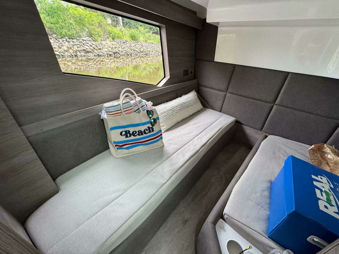 2025 Real 40 HT Luxury - Image 40