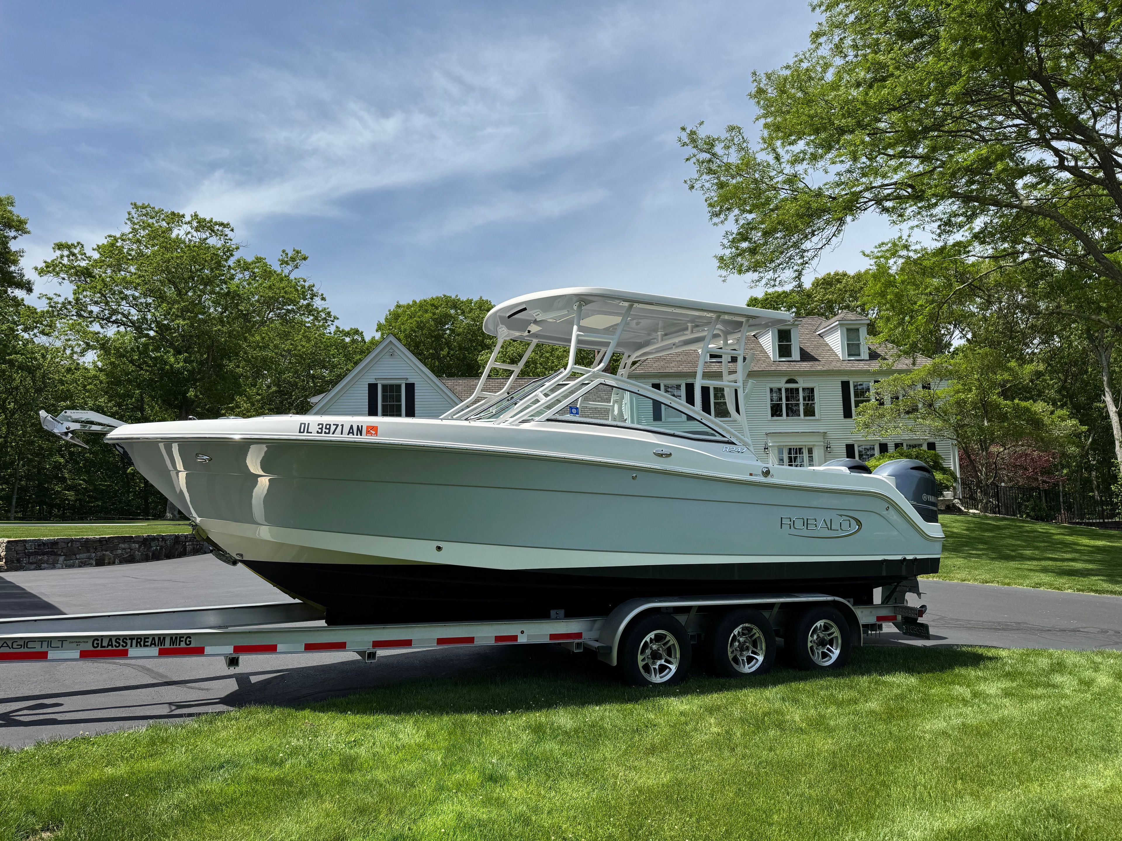 2021 Robalo R247 Dual Console - 2