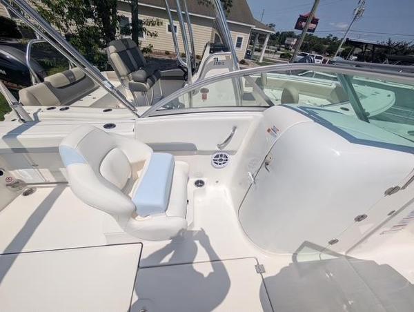 2025 Robalo R207 Dual Console boat interior with seating and console view.