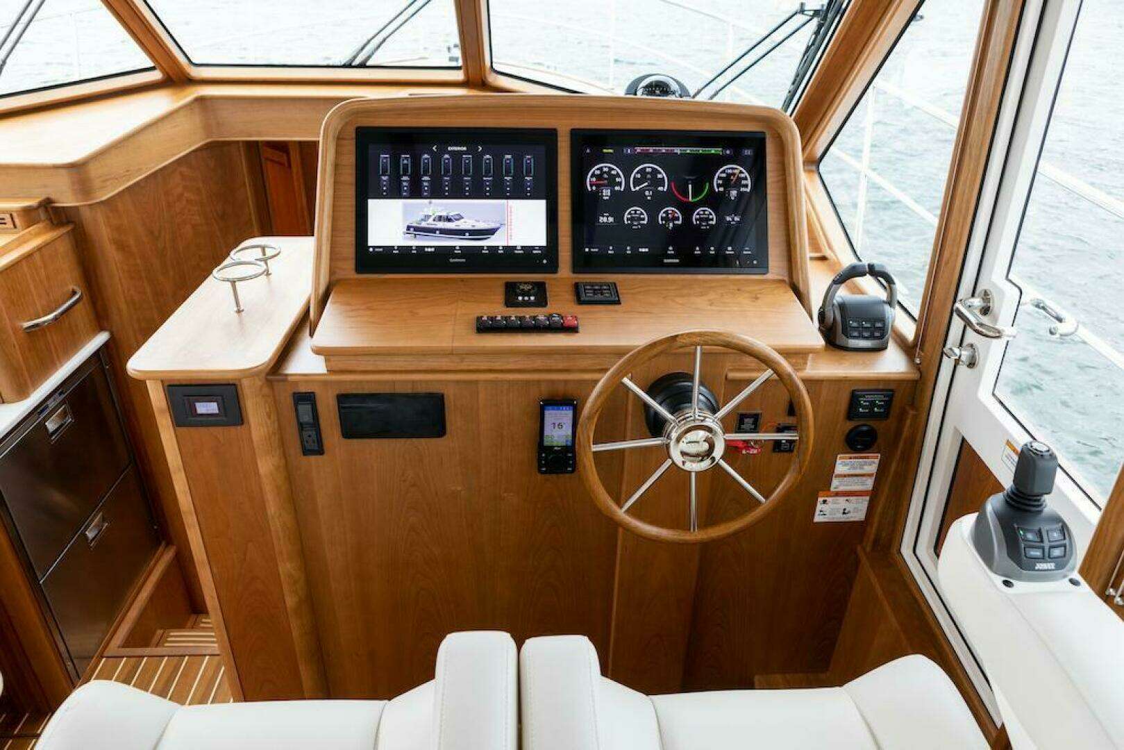 2027 Sabre 43 Salon Express - Image 19