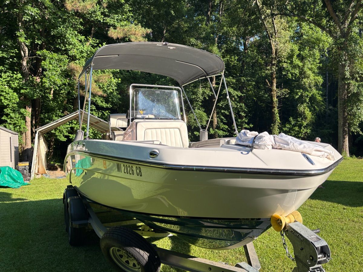 Yamaha 210 FSH Deluxe 2020 on trailer in grassy area.
