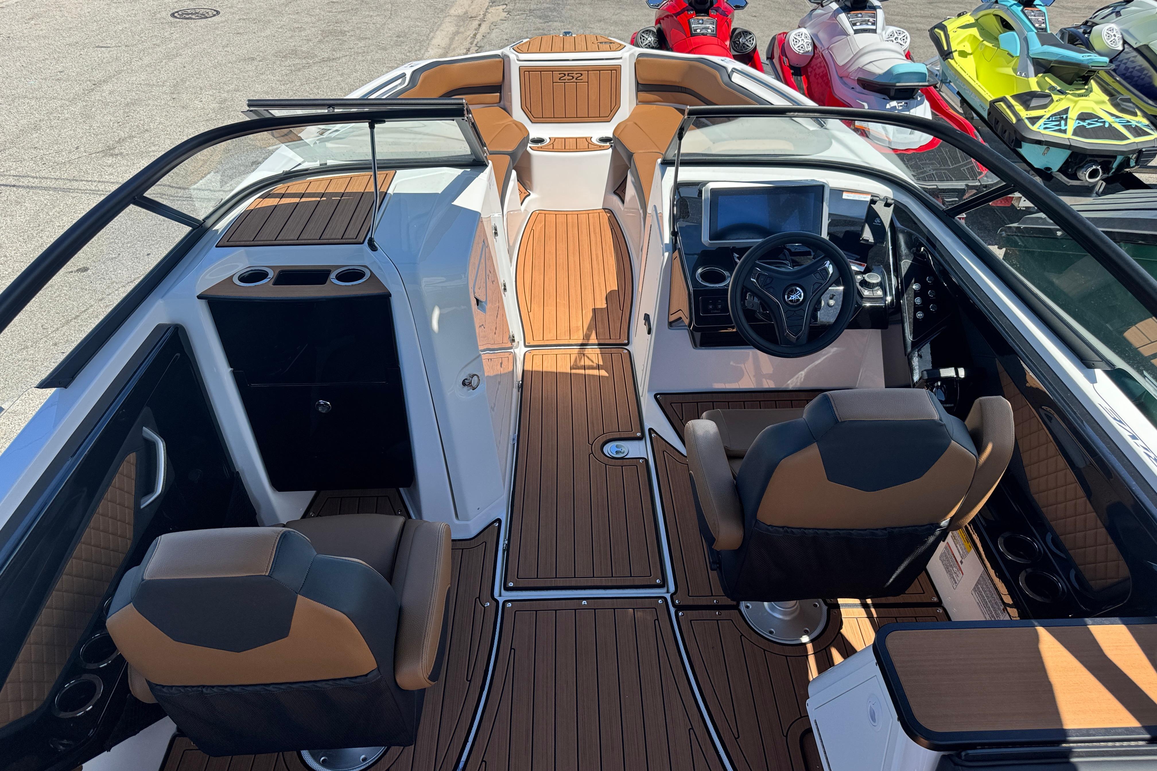 2026 Yamaha Boats 252SD interior with sleek design and modern dashboard.
