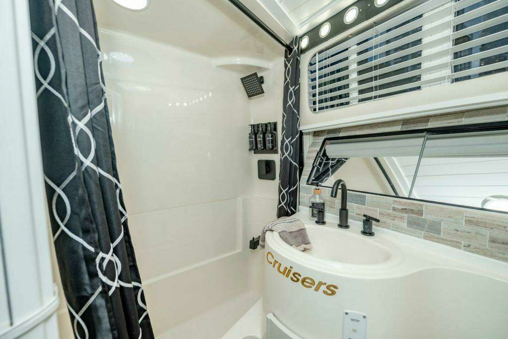 1991 Cruisers Yachts 3850 Aft Cabin - Image 26