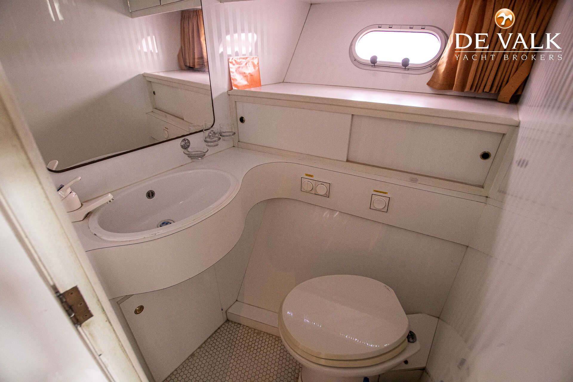 1991 Neptunus 145 Flybridge - 35