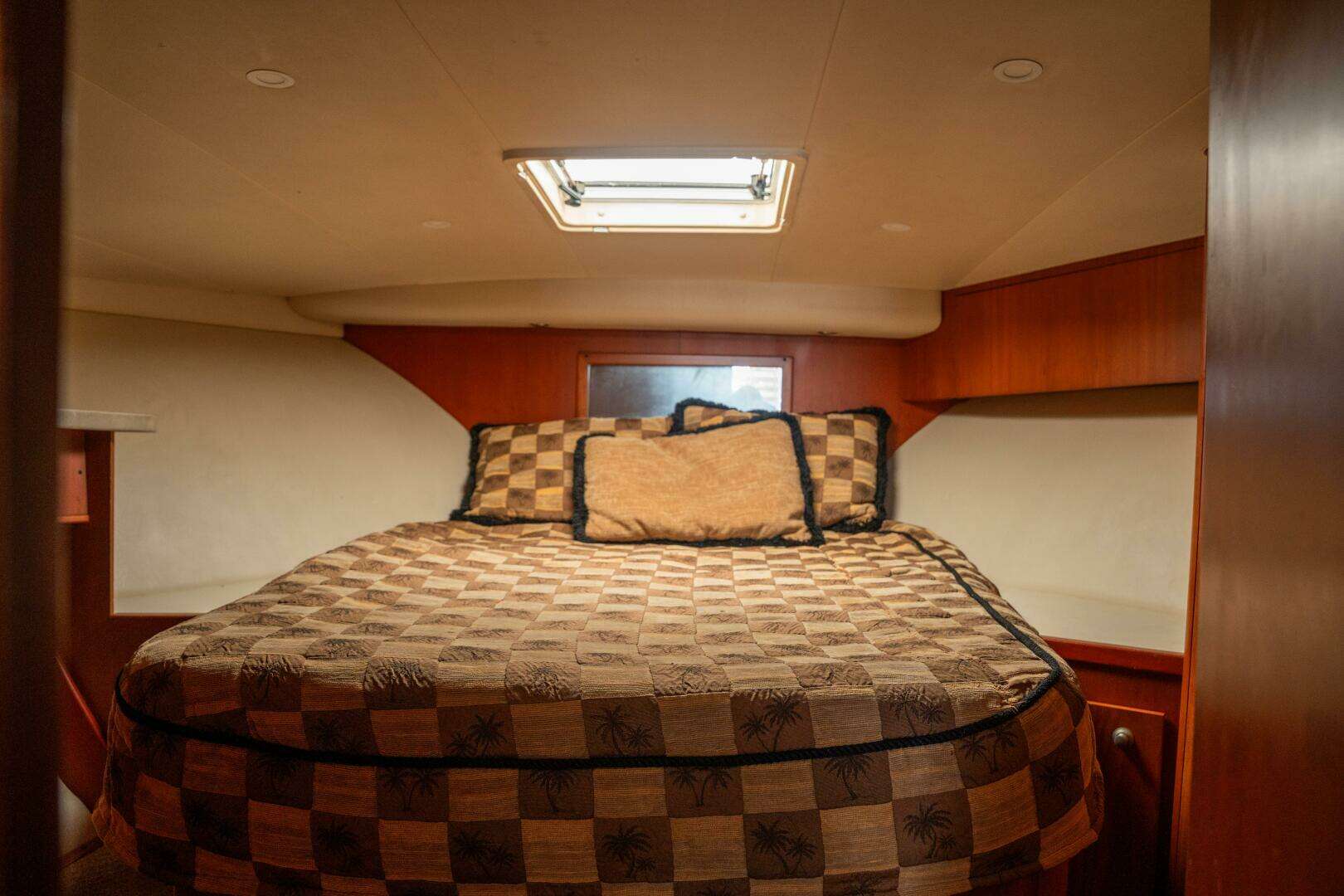 2004 Luhrs Convertible - Image 31