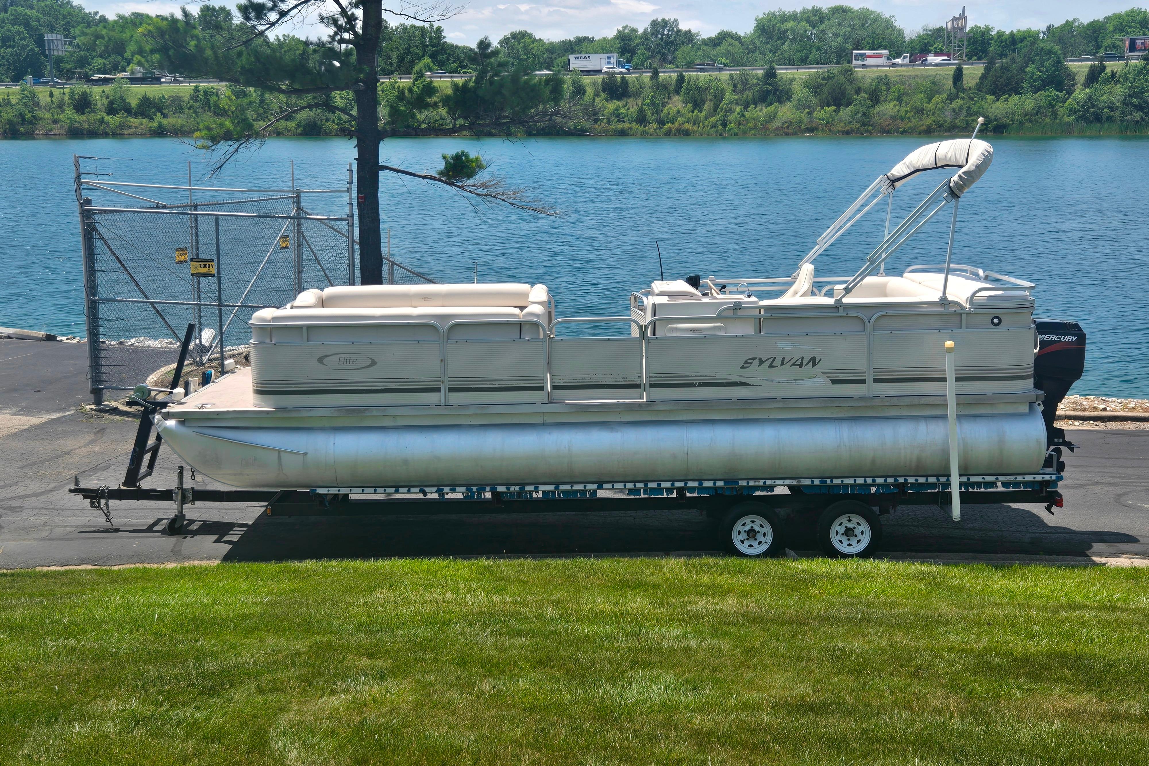 2000 Sylvan 824 Elite Cruise